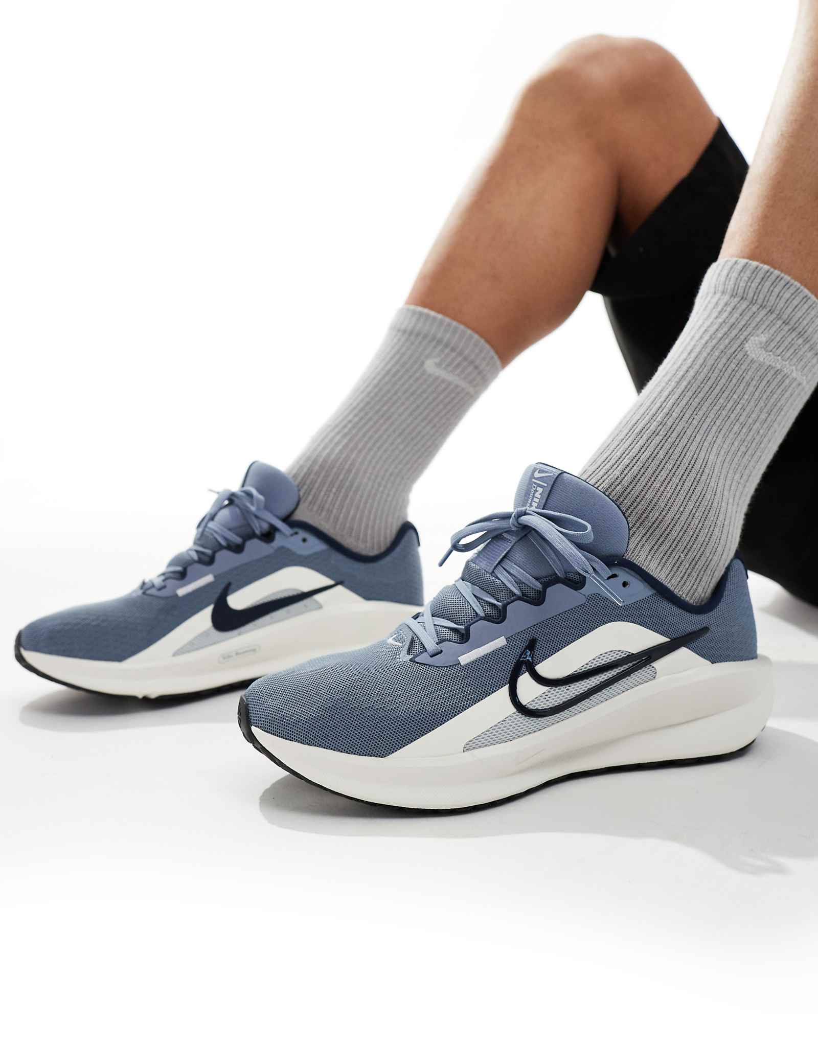 Кроссовки Nike Running Downshifter 13 светло-голубого и белого цветов 12790₽