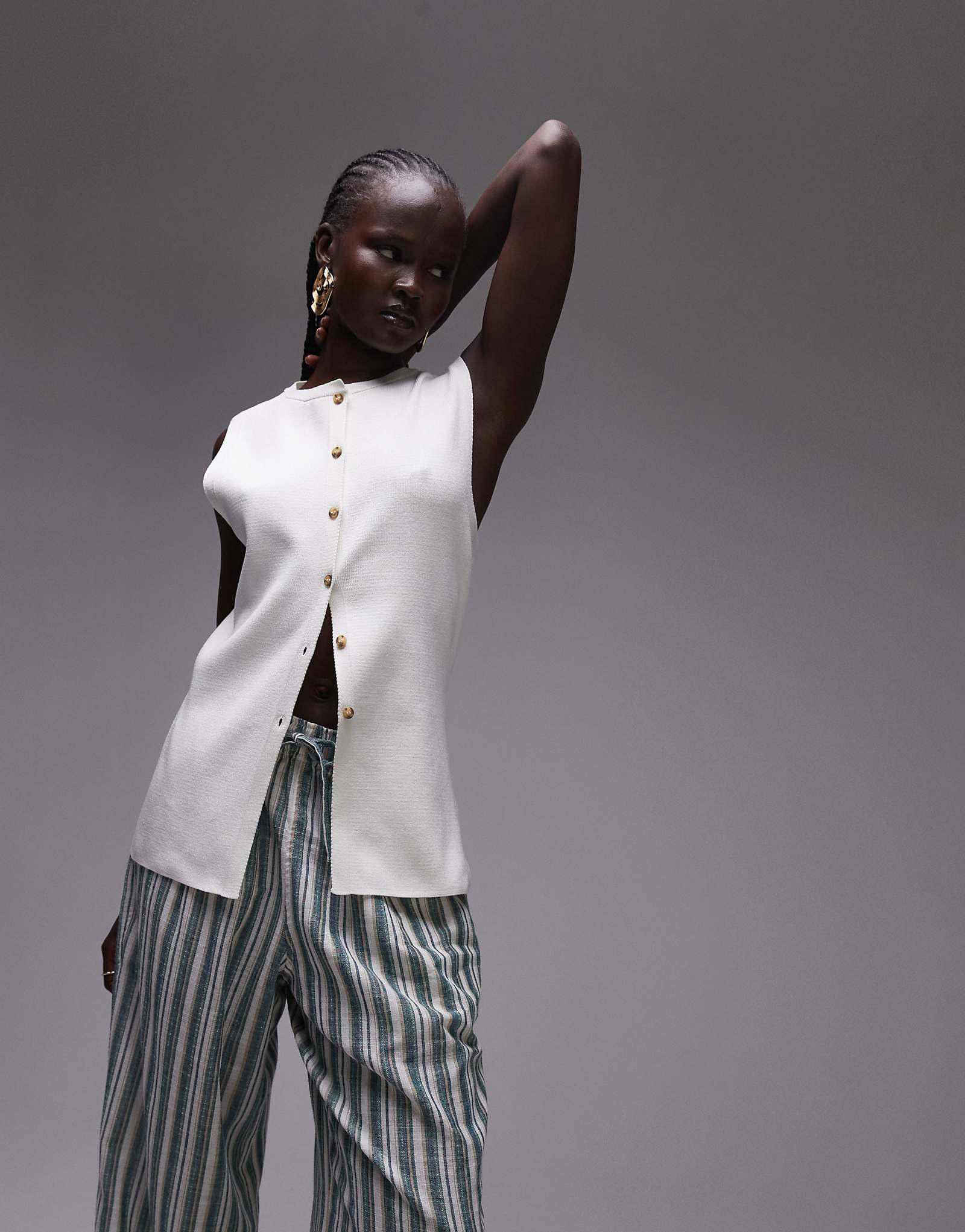 Вязаный жилет Tosphop с вырезом лодочкой цвета слоновой кости 7390₽