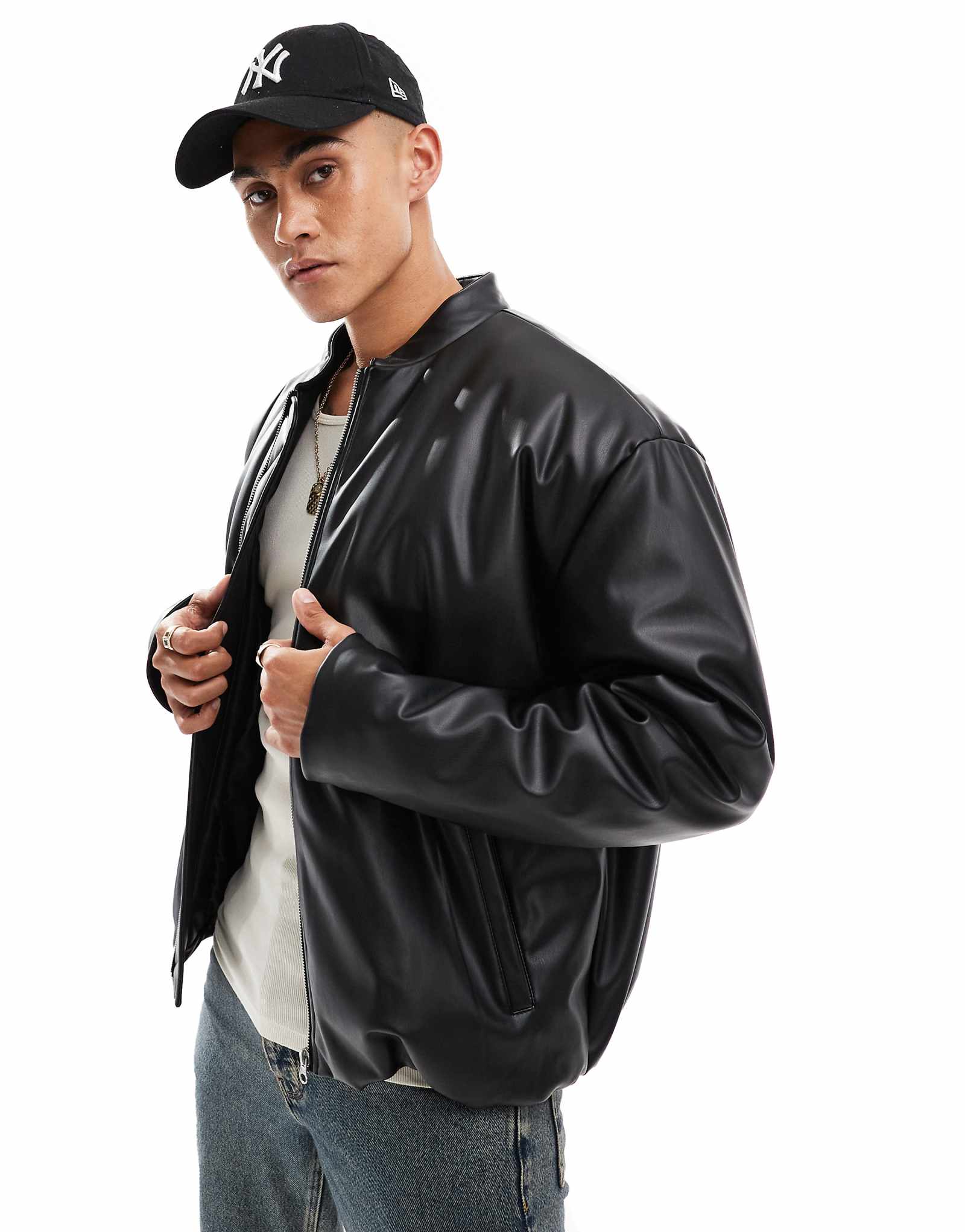 ДИЗАЙНЕРСКАЯ куртка-бомбер оверсайз из искусственной кожи ASOS DESIGN черного цвета 8690₽