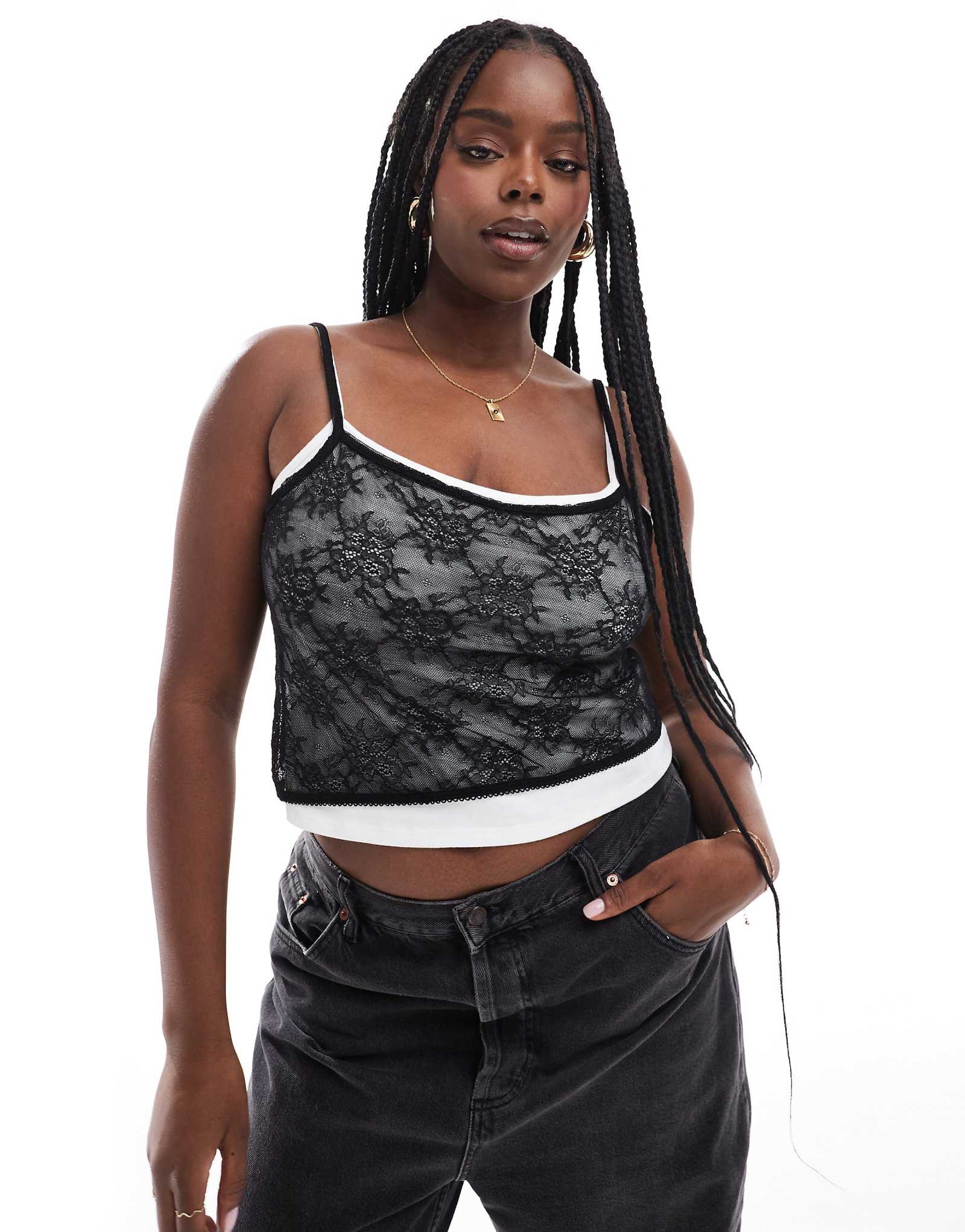Контрастный двухслойный топ на бретелях ASOS DESIGN Curve с кружевной накладкой в монохромном стиле 2390₽