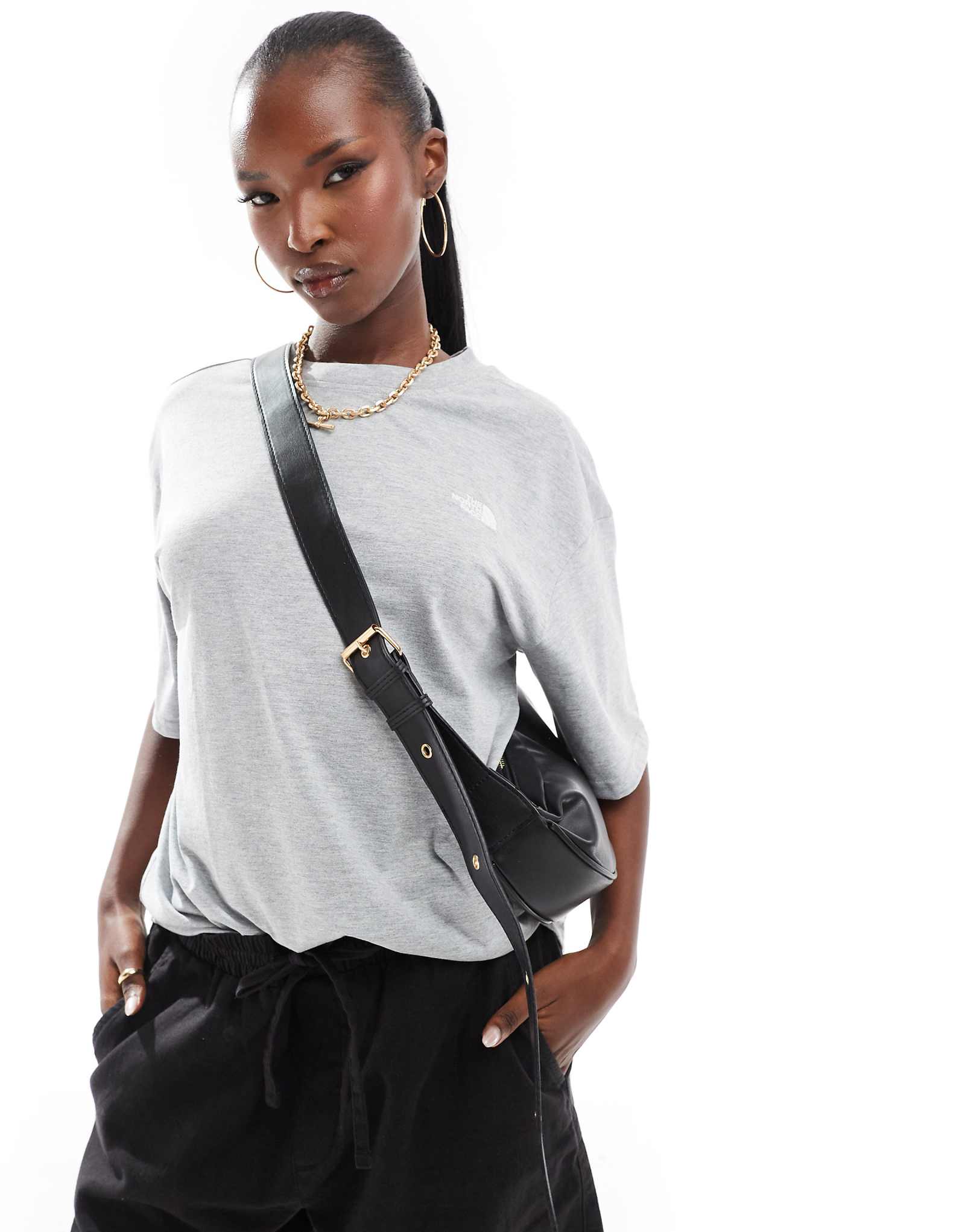 Футболка оверсайз The North Face Evolution светло-серого цвета 4290₽