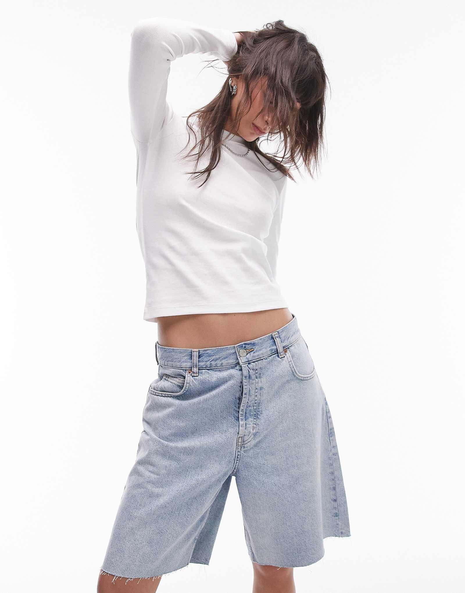 Приталенный топ с длинным рукавом Topshop белого цвета 4590₽