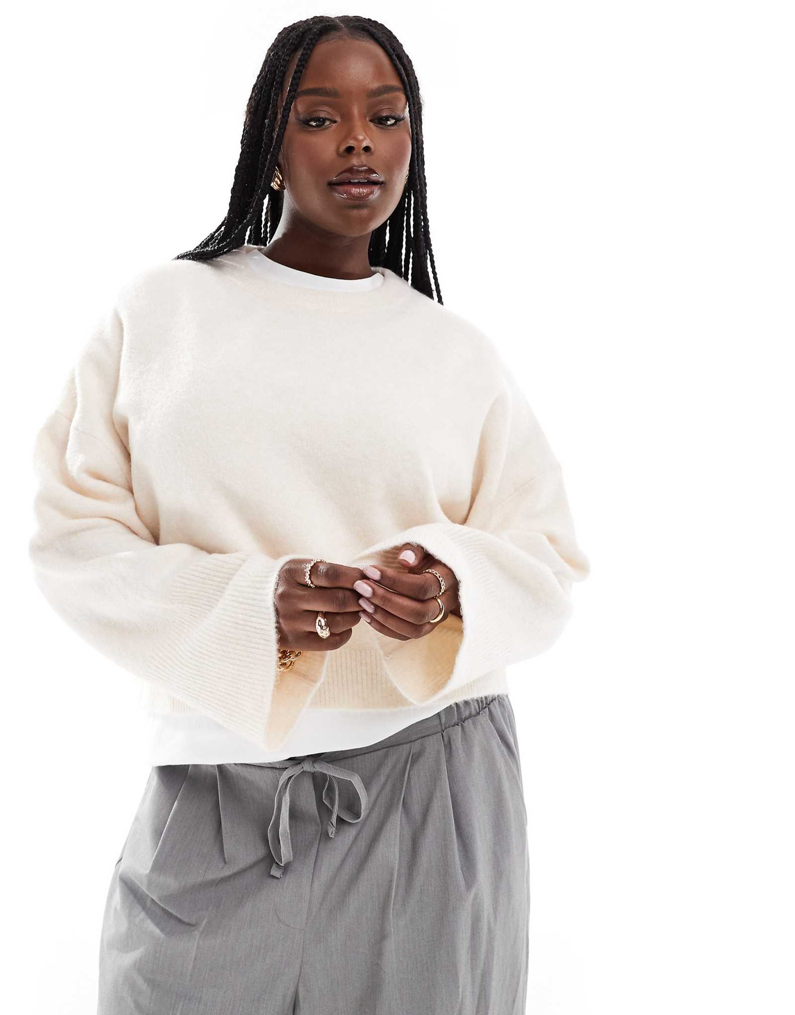 Облегающий свитер с округлым вырезом и широкими манжетами от ASOS DESIGN кремового цвета 1990₽