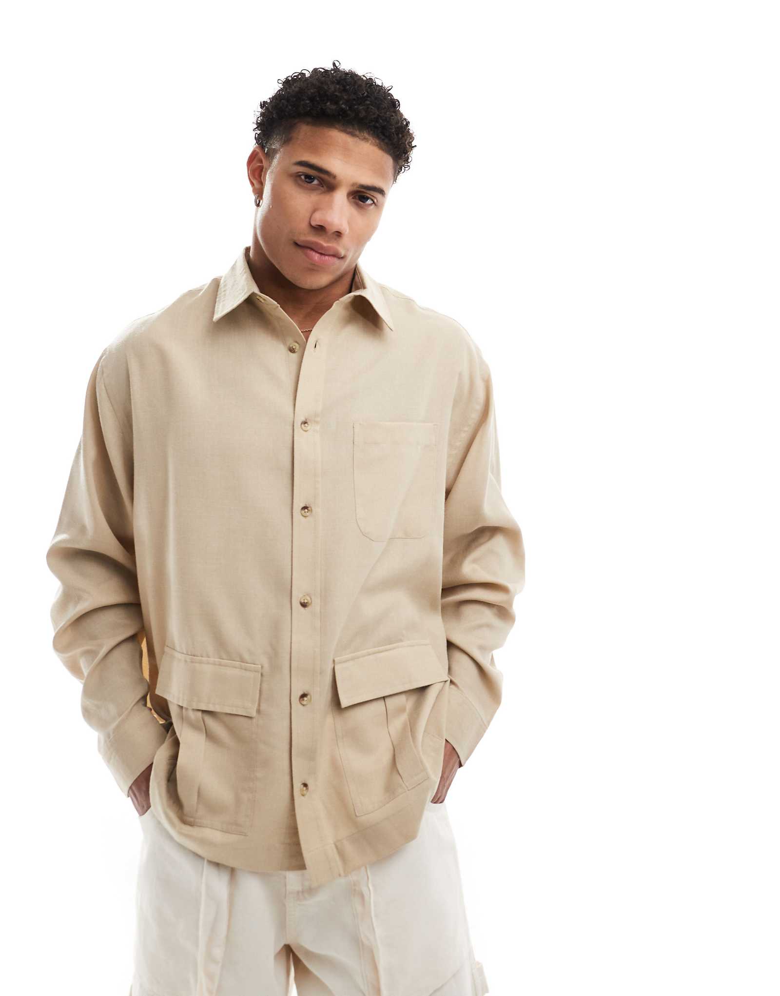 ДИЗАЙНЕРСКАЯ рубашка оверсайз с квадратным воротником и накладными карманами бежевого цвета от ASOS DESIGN 4590₽