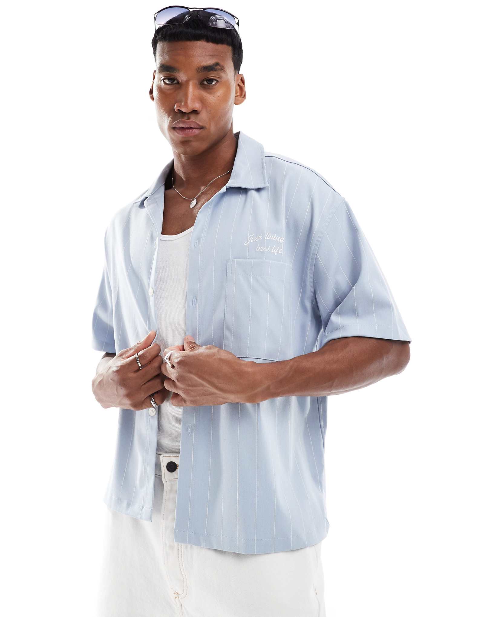 Рубашка с вышивкой на спине в полоску от Bershka светло-голубого цвета 8590₽