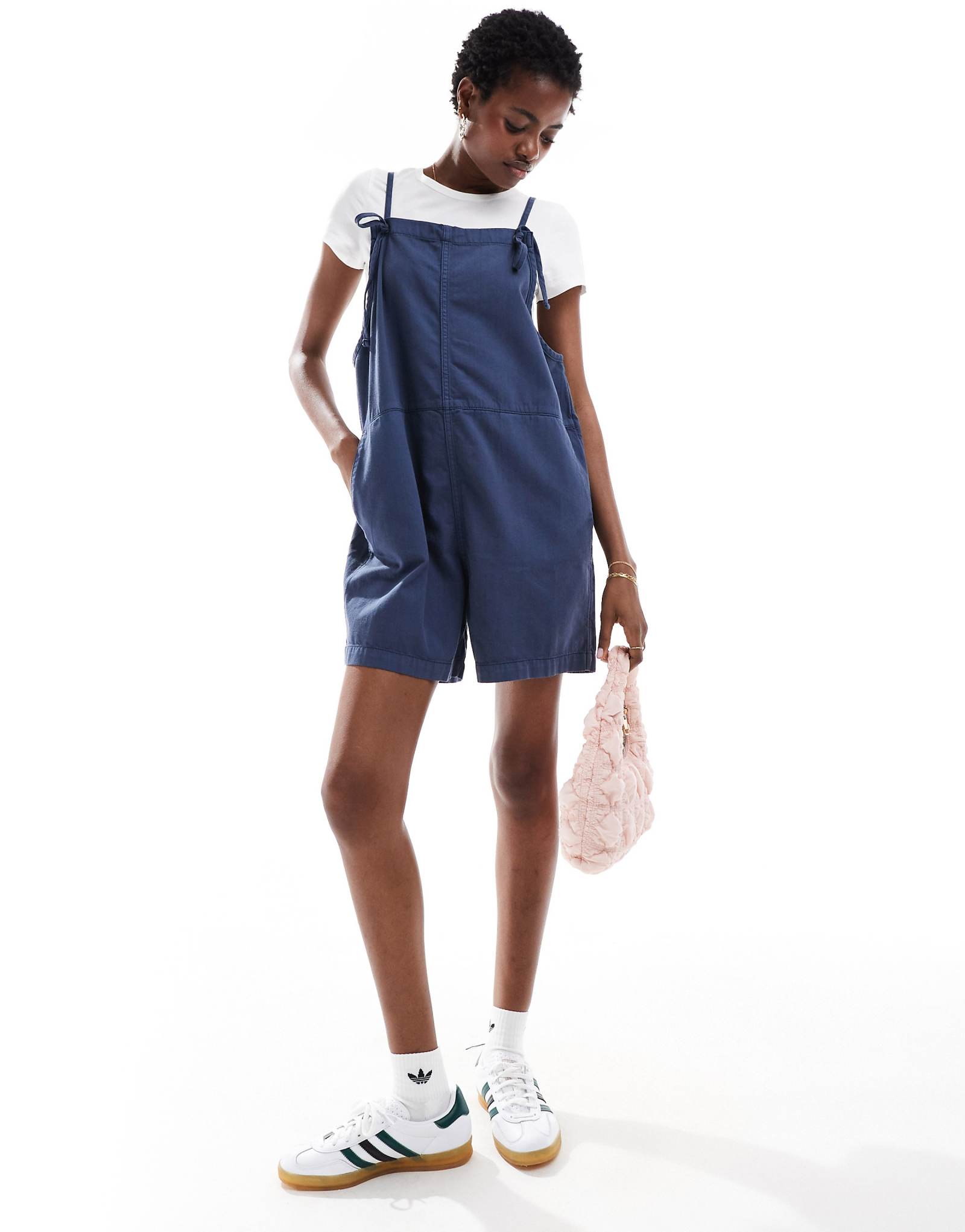 Легкий джинсовый комбинезон Monki темно-синего цвета 2690₽