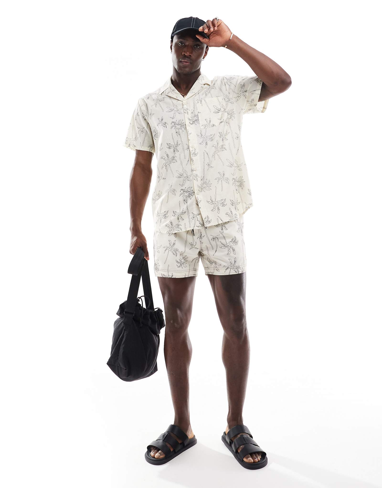 Кремовые плавательные шорты с пальмовым принтом South Beach 5690₽