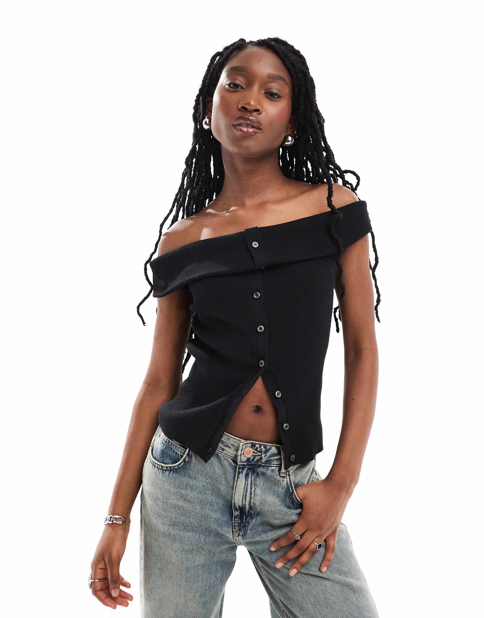 Вязаный топ с открытыми плечами Weekday Yolanda черного цвета на пуговицах спереди 10290₽