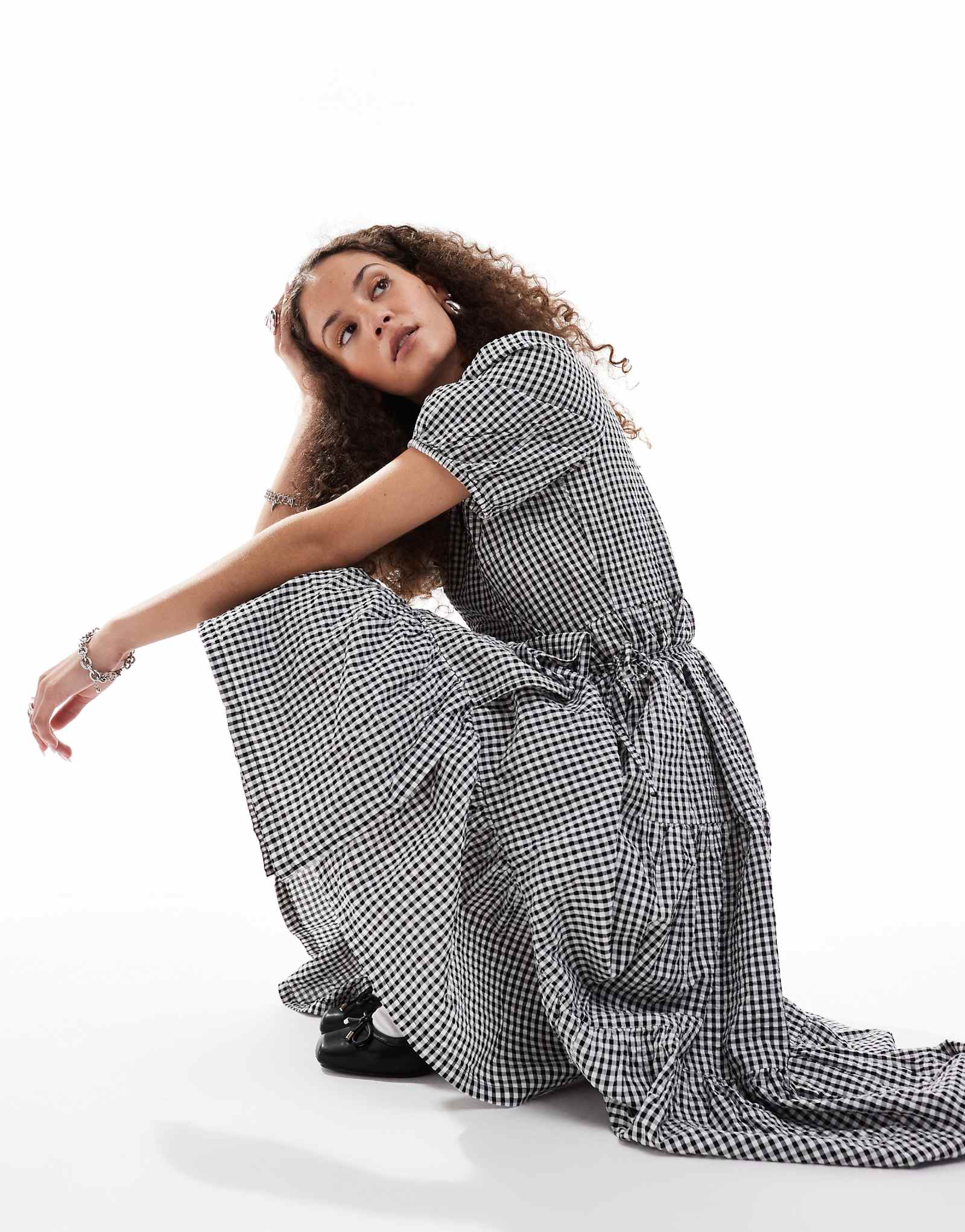 Многослойное миди-платье Monki seersucker с запахом в черно-белую полоску 7090₽