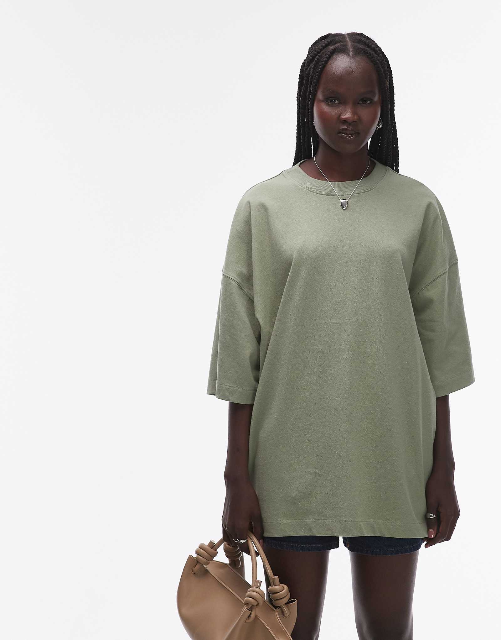 Футболка Topshop oversize с заниженными плечами цвета хаки 2690₽