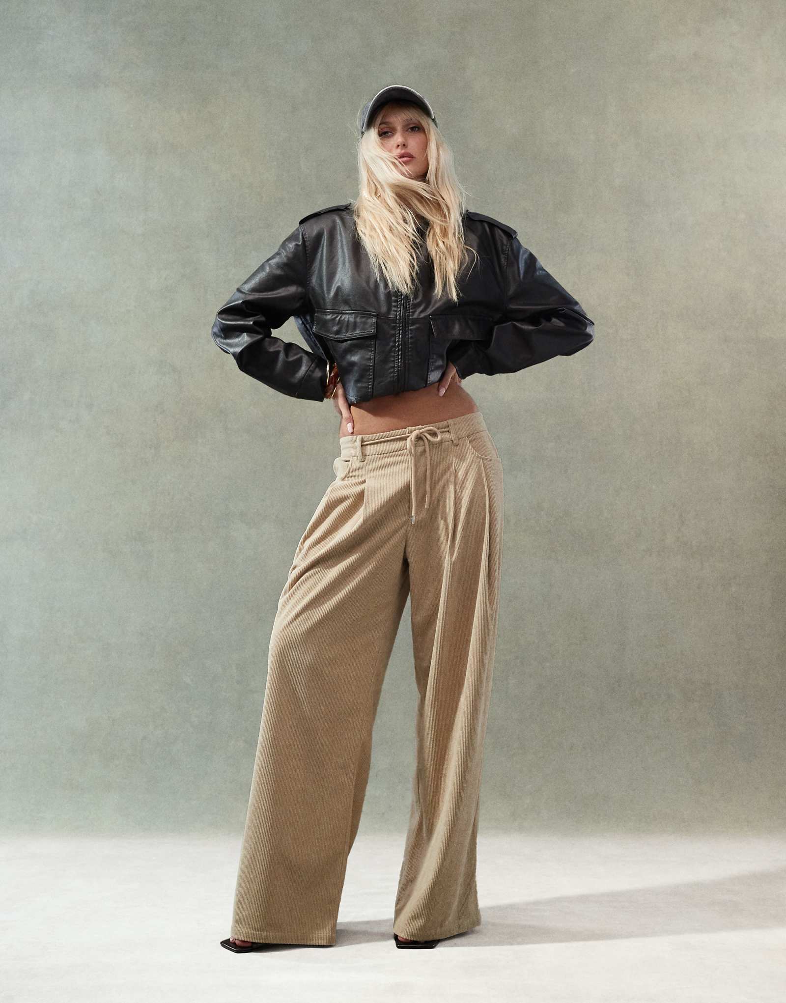 Широкие брюки из вельвета Lioness с низкой посадкой и завязками на шее бежевого цвета 15190₽