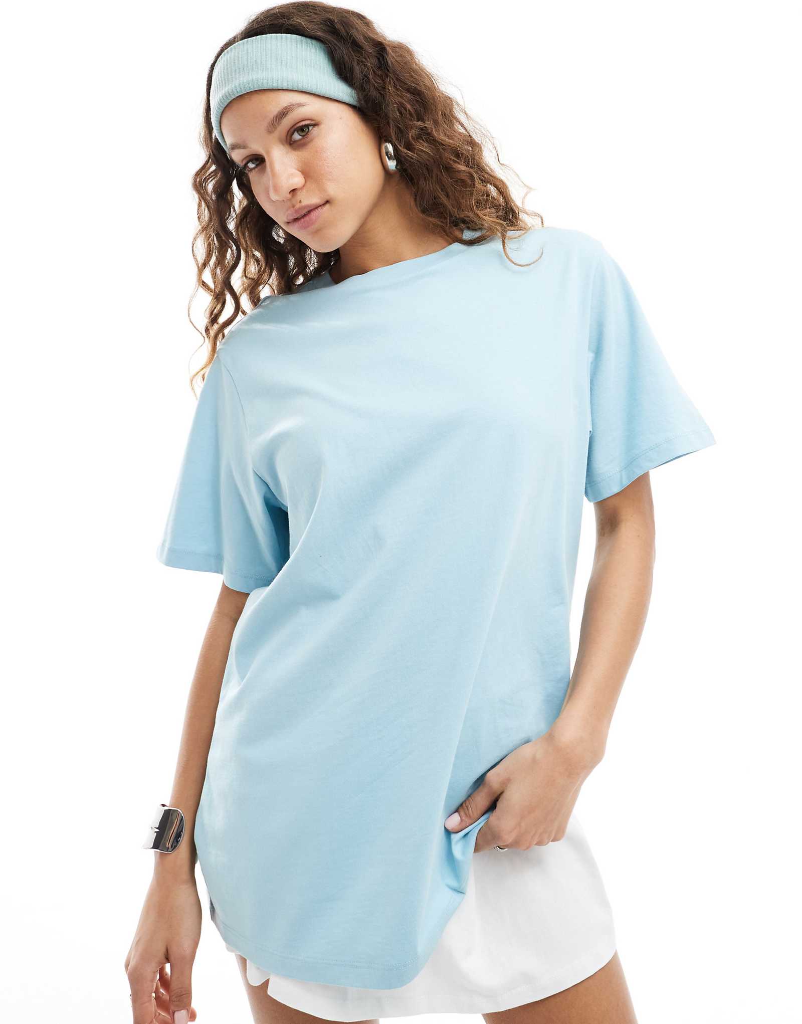 Футболка Monki oversize светло-голубого цвета 2190₽