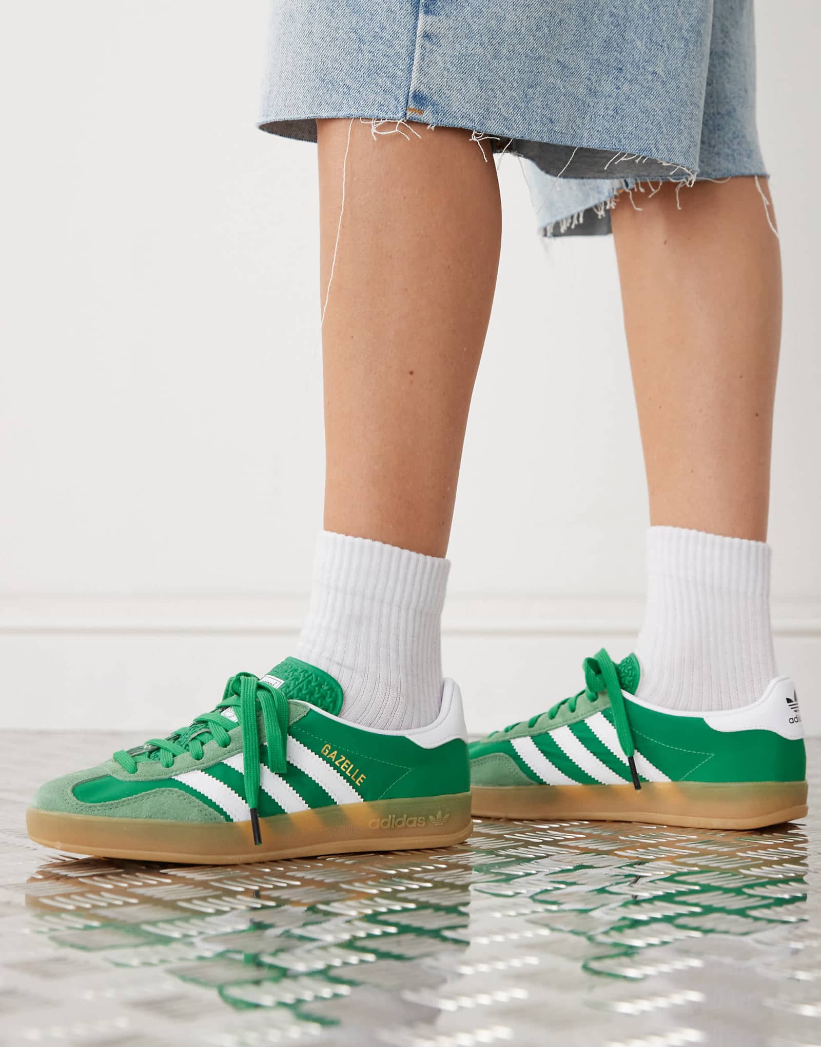Кроссовки adidas Originals Gazelle Indoor бело-зеленые 19590₽