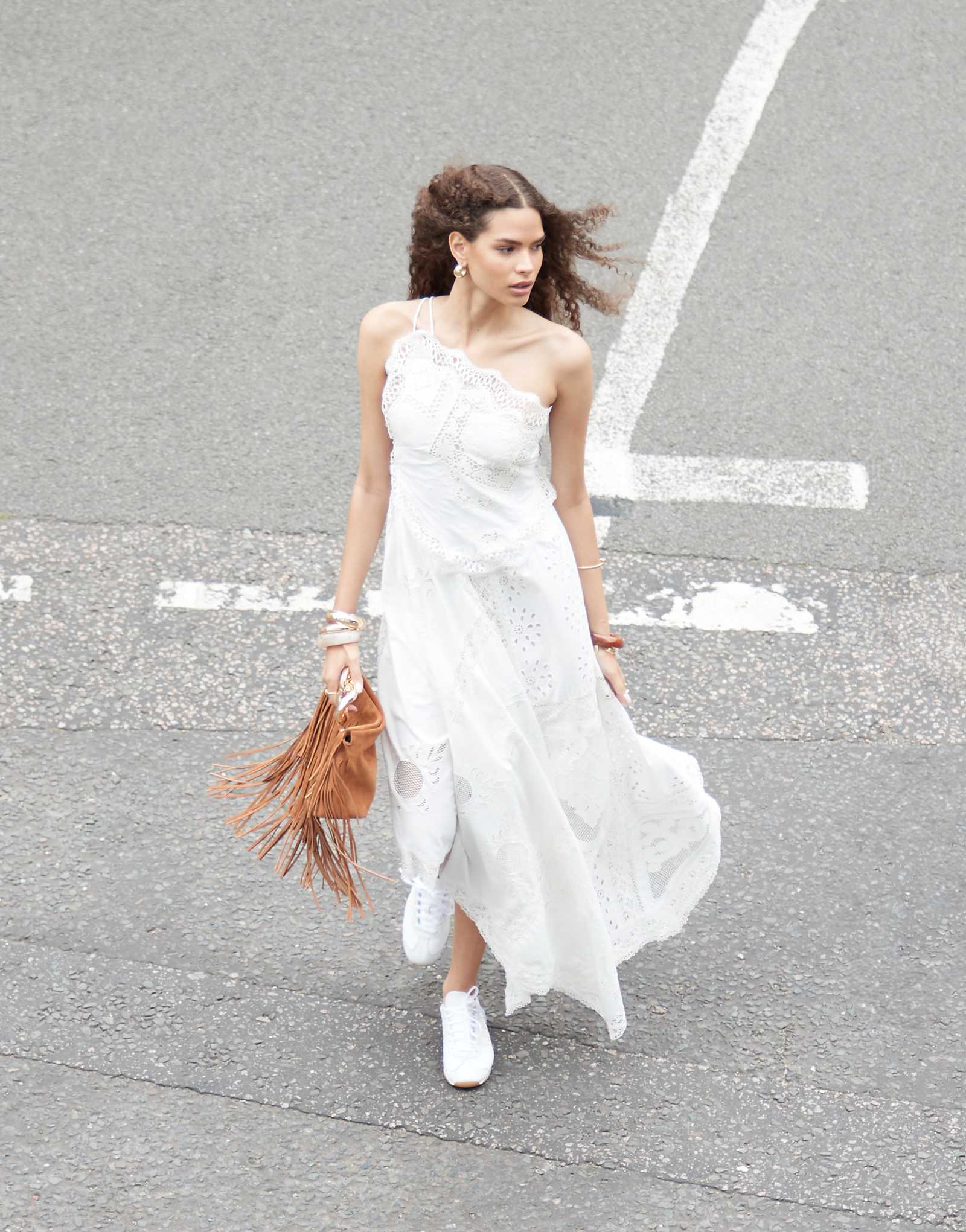 Макси-платье с вышитыми кружевными вставками ASOS EDITION белого цвета с открытой спиной и асимметричным подолом 17190₽