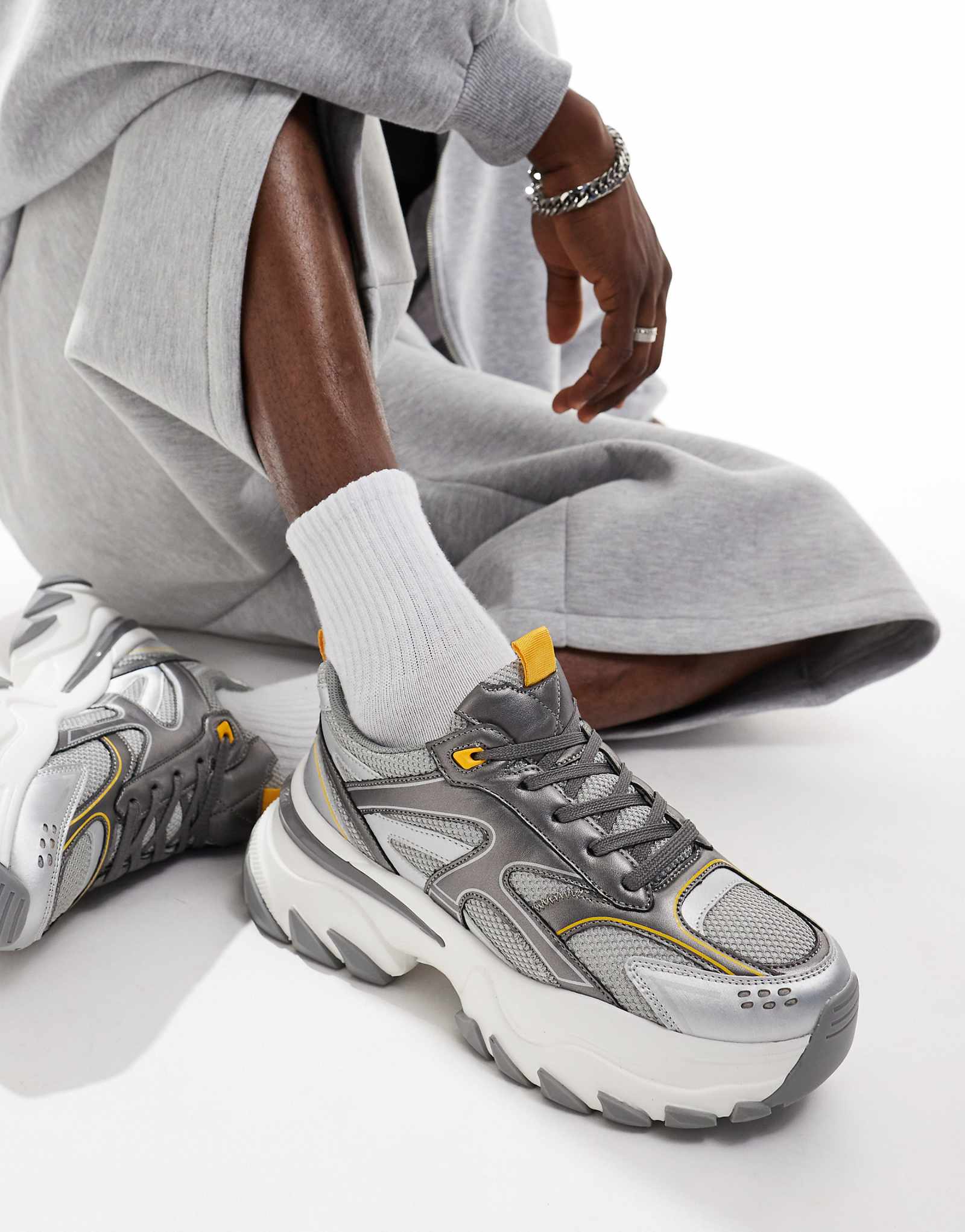 Дизайнерские массивные кроссовки ASOS белого цвета с серебристыми и желтыми вставками 6690₽