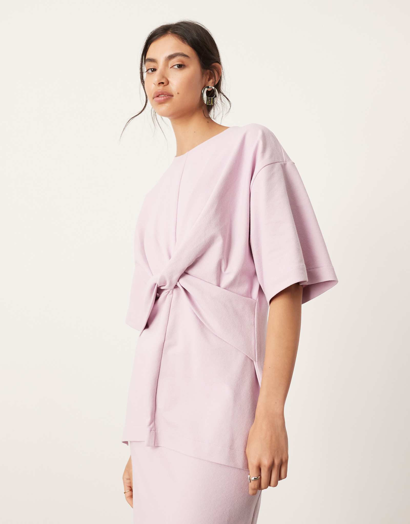 Футболка из текстурированного джерси премиум-класса ASOS EDITION twist detail сиреневого цвета - часть комплекта 11390₽