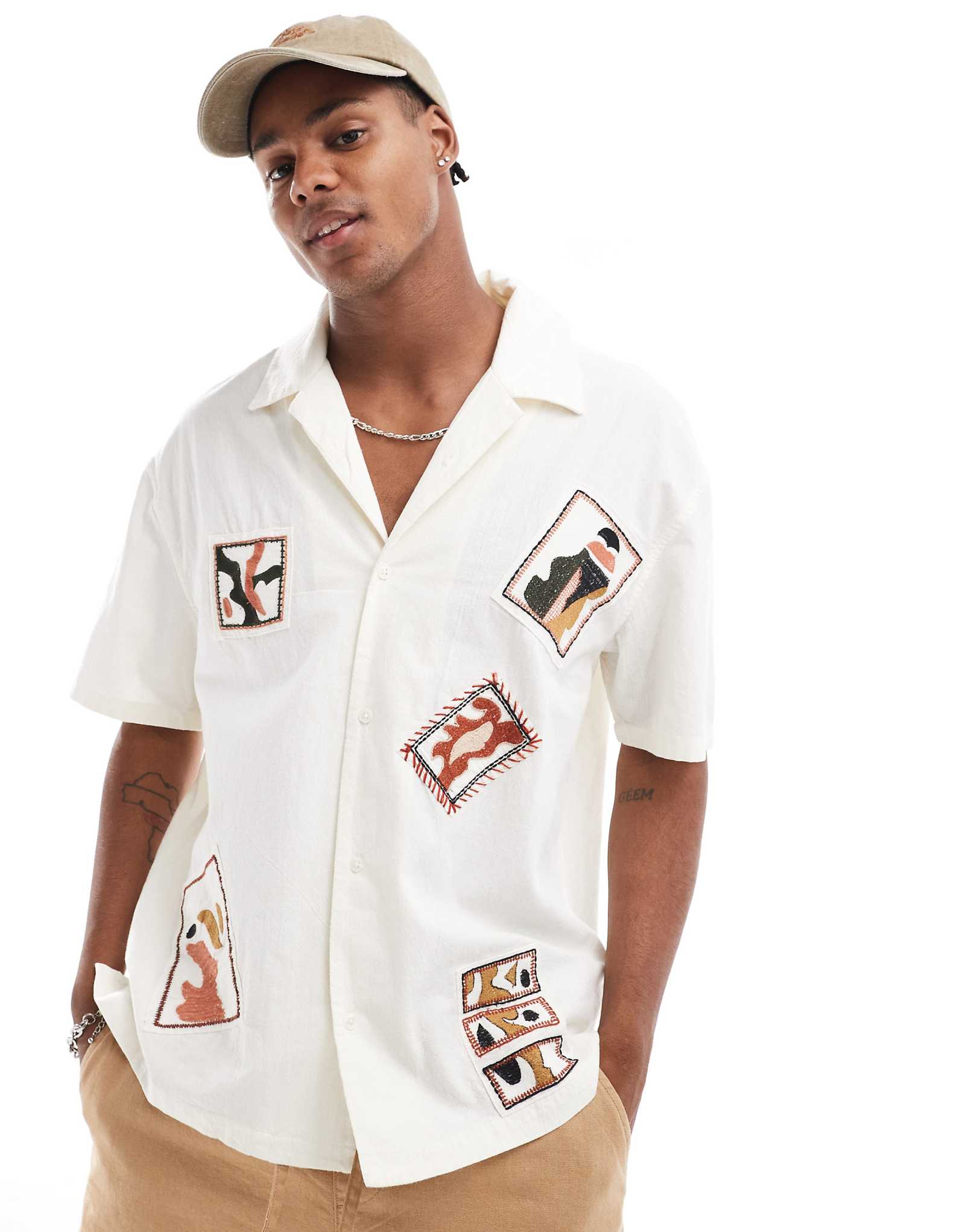 Рубашка с цветочной вышивкой Bershka бежевого цвета 8090₽