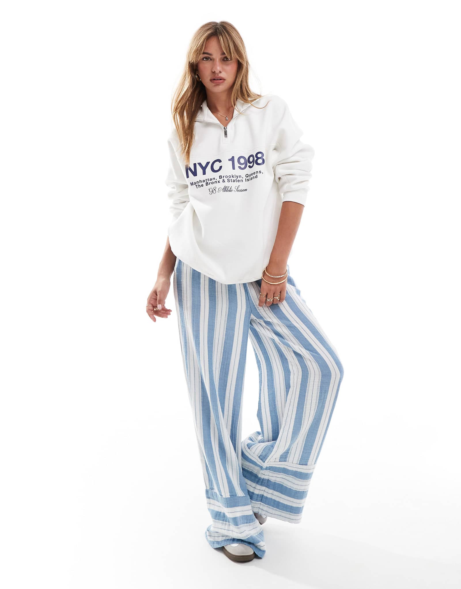 Толстовка Bershka NYC 14 цвета экрю 2690₽