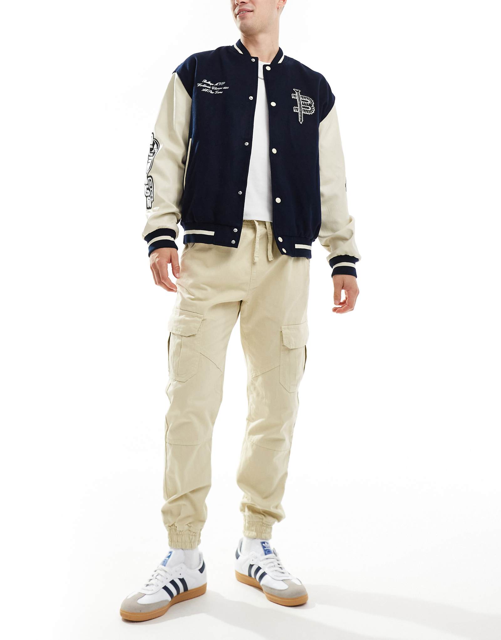 Еще одно влияние оказали брюки-карго с манжетами из светлого камня 4890₽