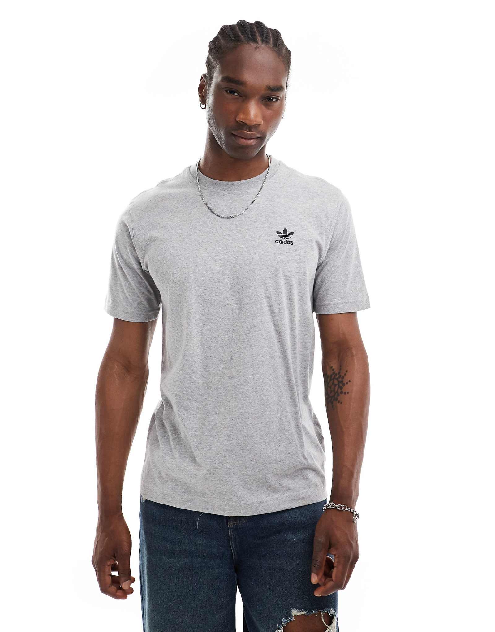 футболка adidas Originals essential серого цвета 3690₽