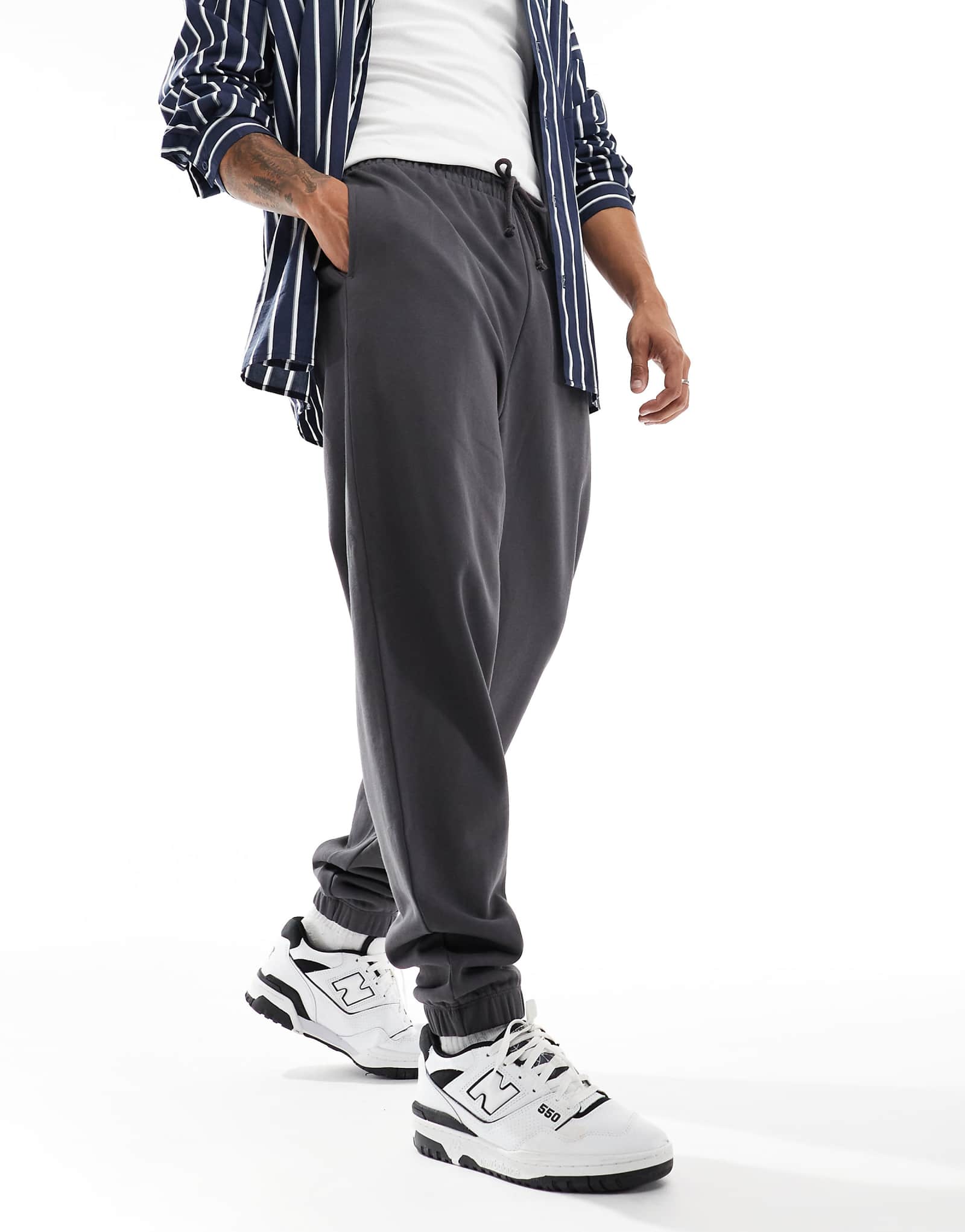 ДИЗАЙНЕРСКИЕ спортивные брюки оверсайз от ASOS цвета древесного угля 5090₽