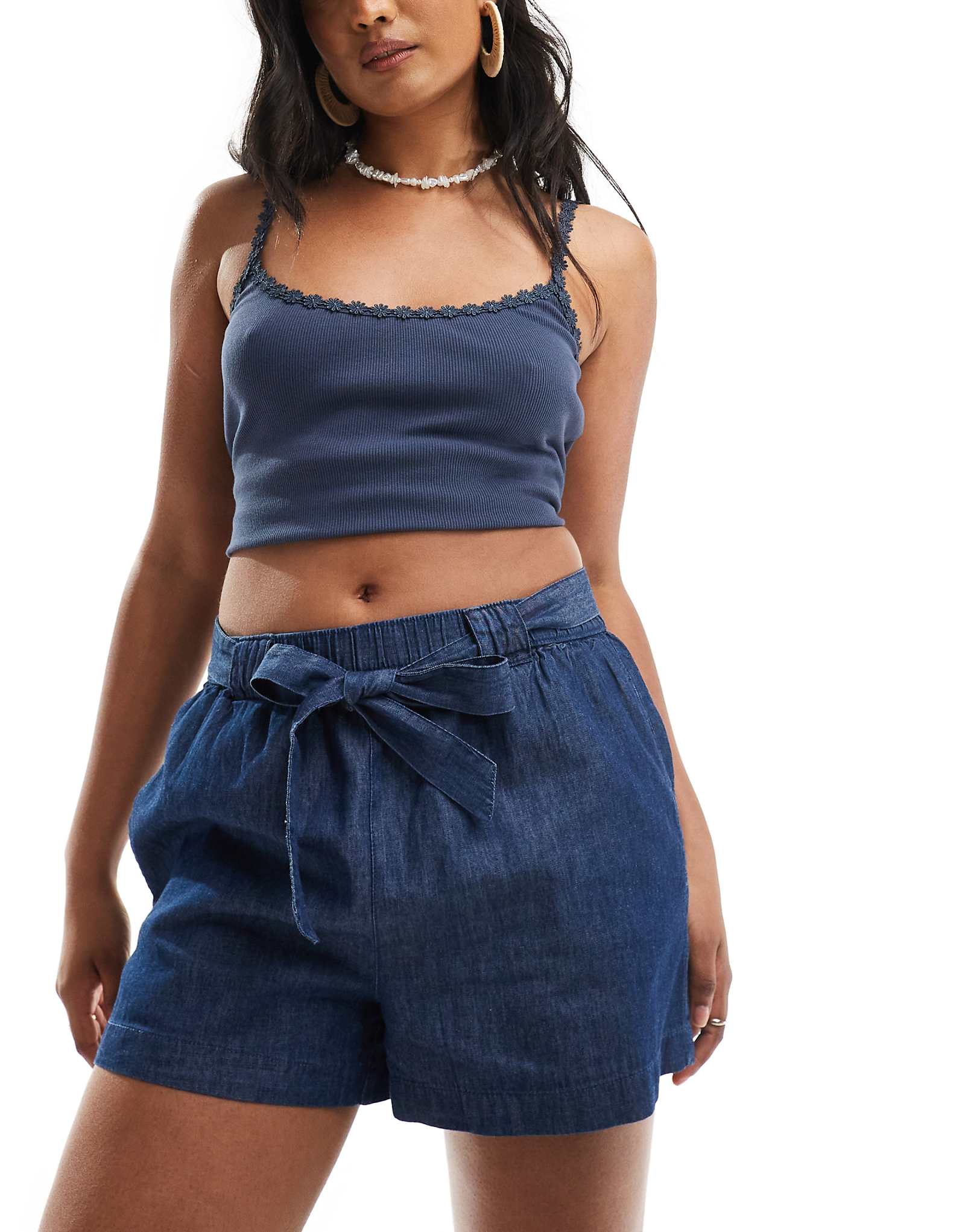 Шорты с завязками спереди от JDY chambray цвета индиго 2890₽