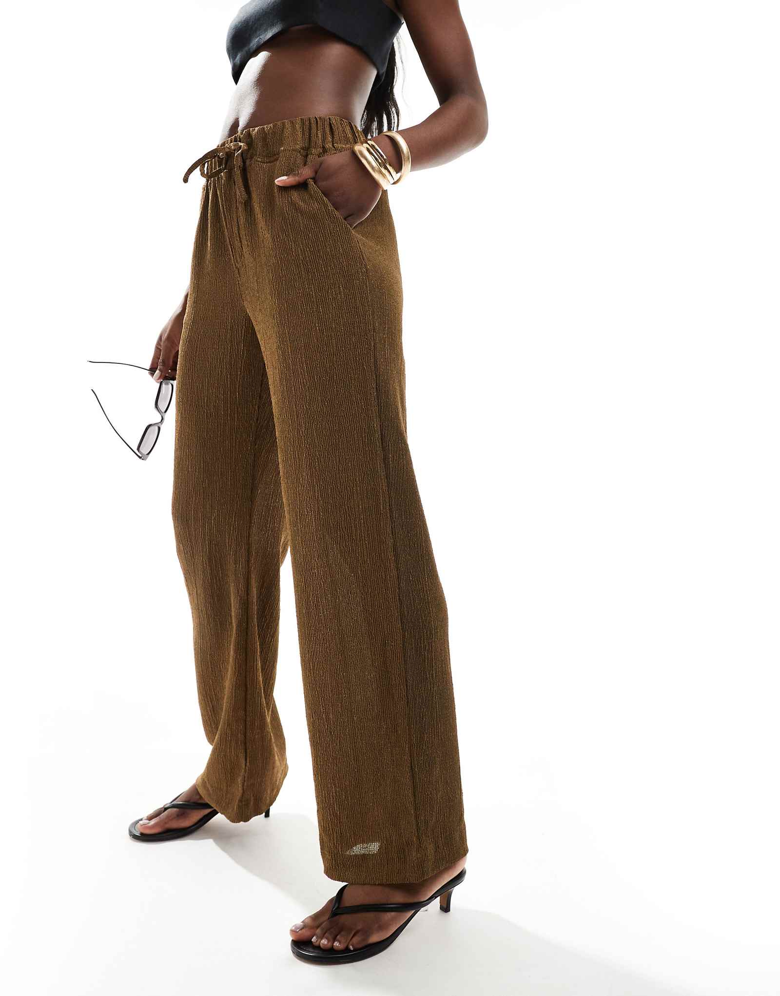 ТОЛЬКО коричневые облегающие текстурированные брюки прямого кроя 3990₽