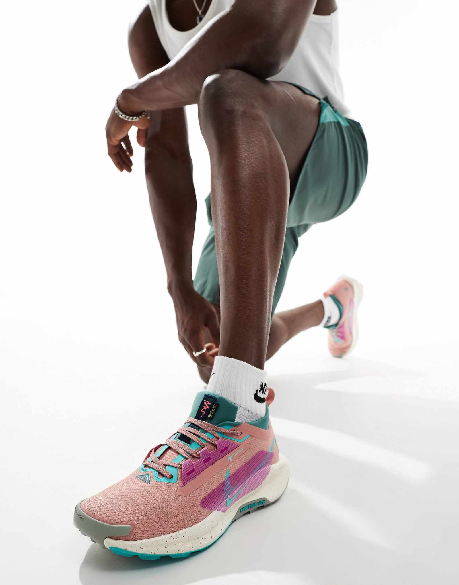 Кроссовки Nike Running ReactX Pegasus Trail 5 из ГОРТЕКСА красного и фиолетового цветов 17790₽