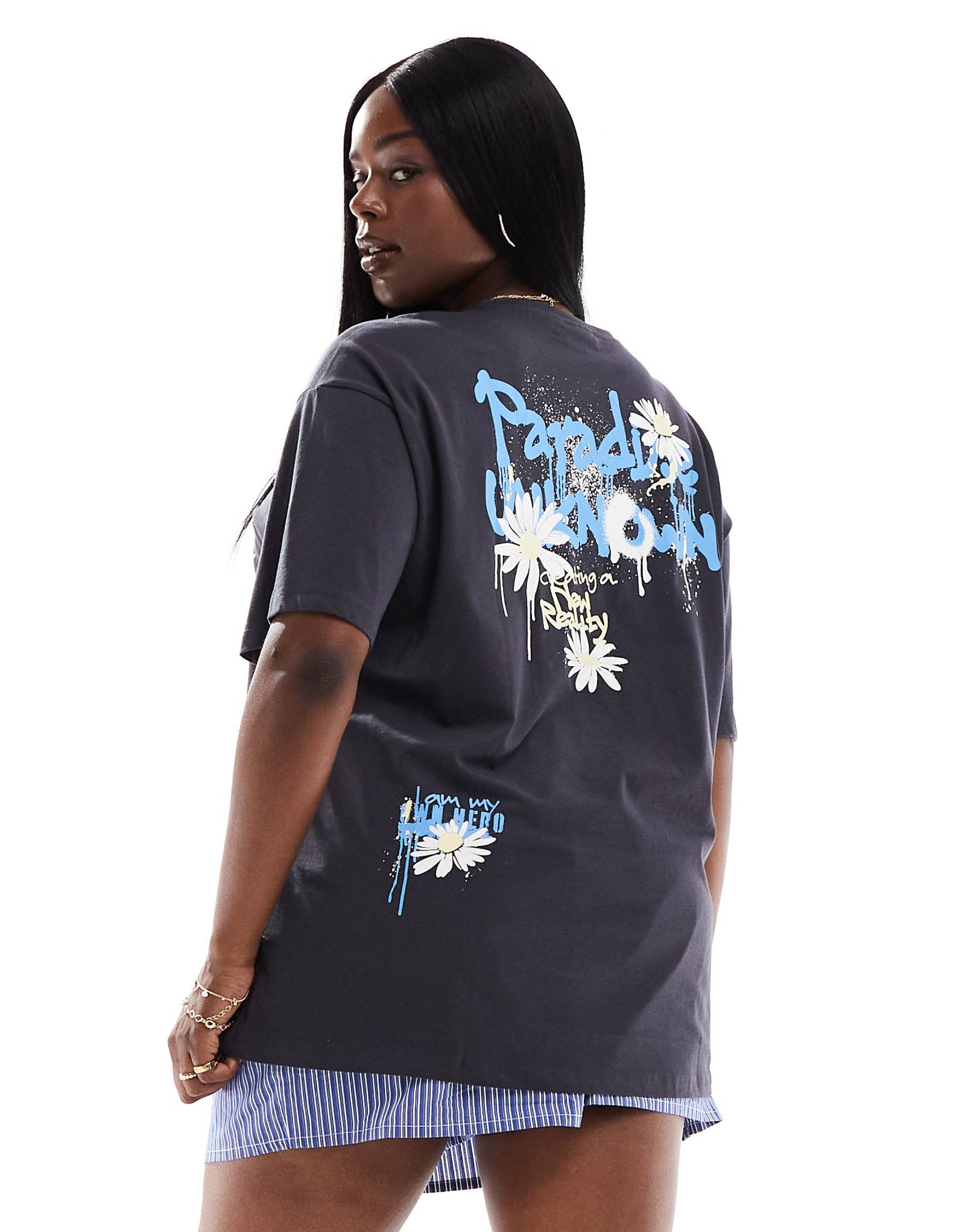 Футболка оверсайз с принтом ONLY Curve graffiti на спине в стираном сером цвете 4890₽