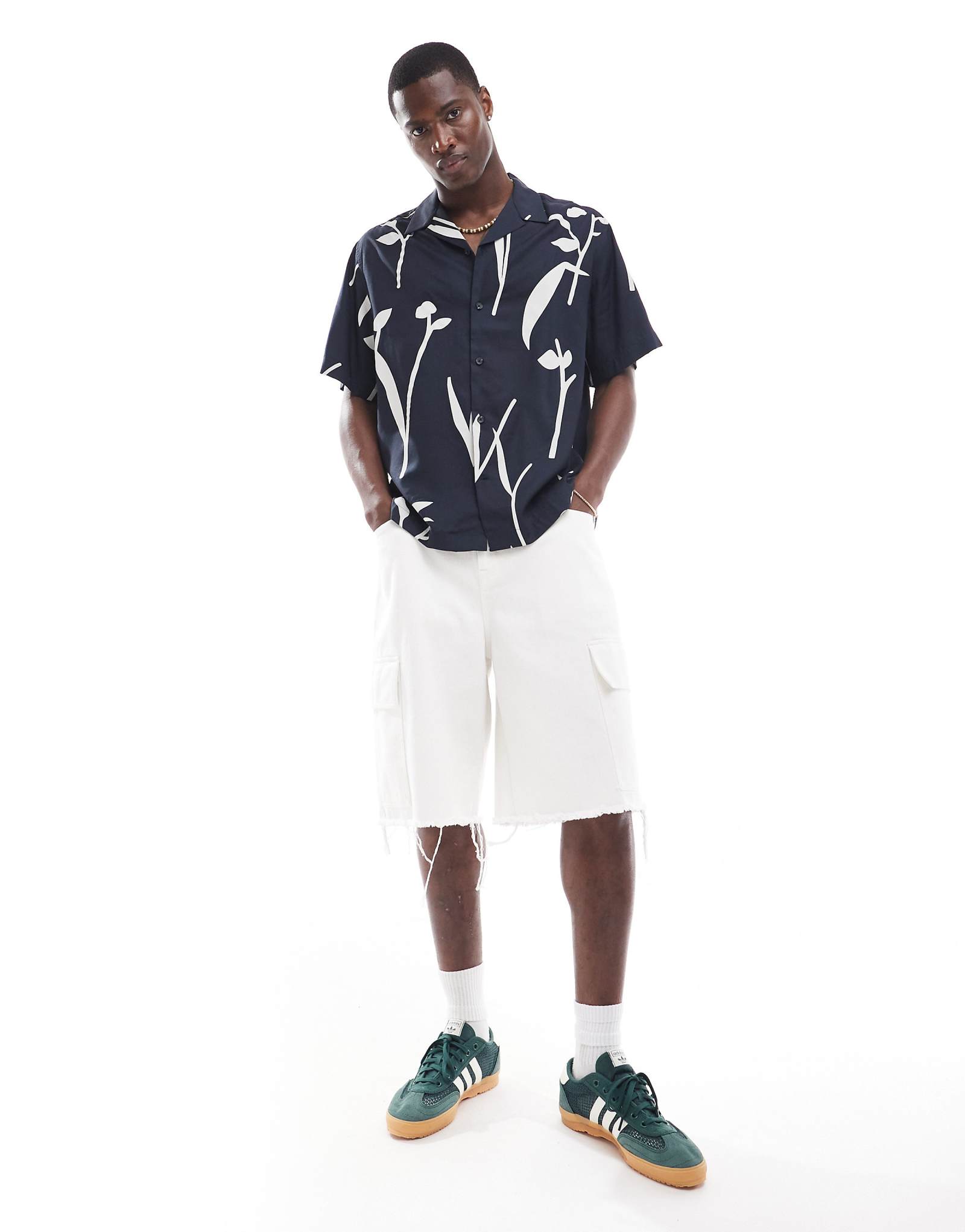 Рубашка с отложным воротником Selected Homme oversize с принтом в виде листьев темно-синего цвета 4990₽