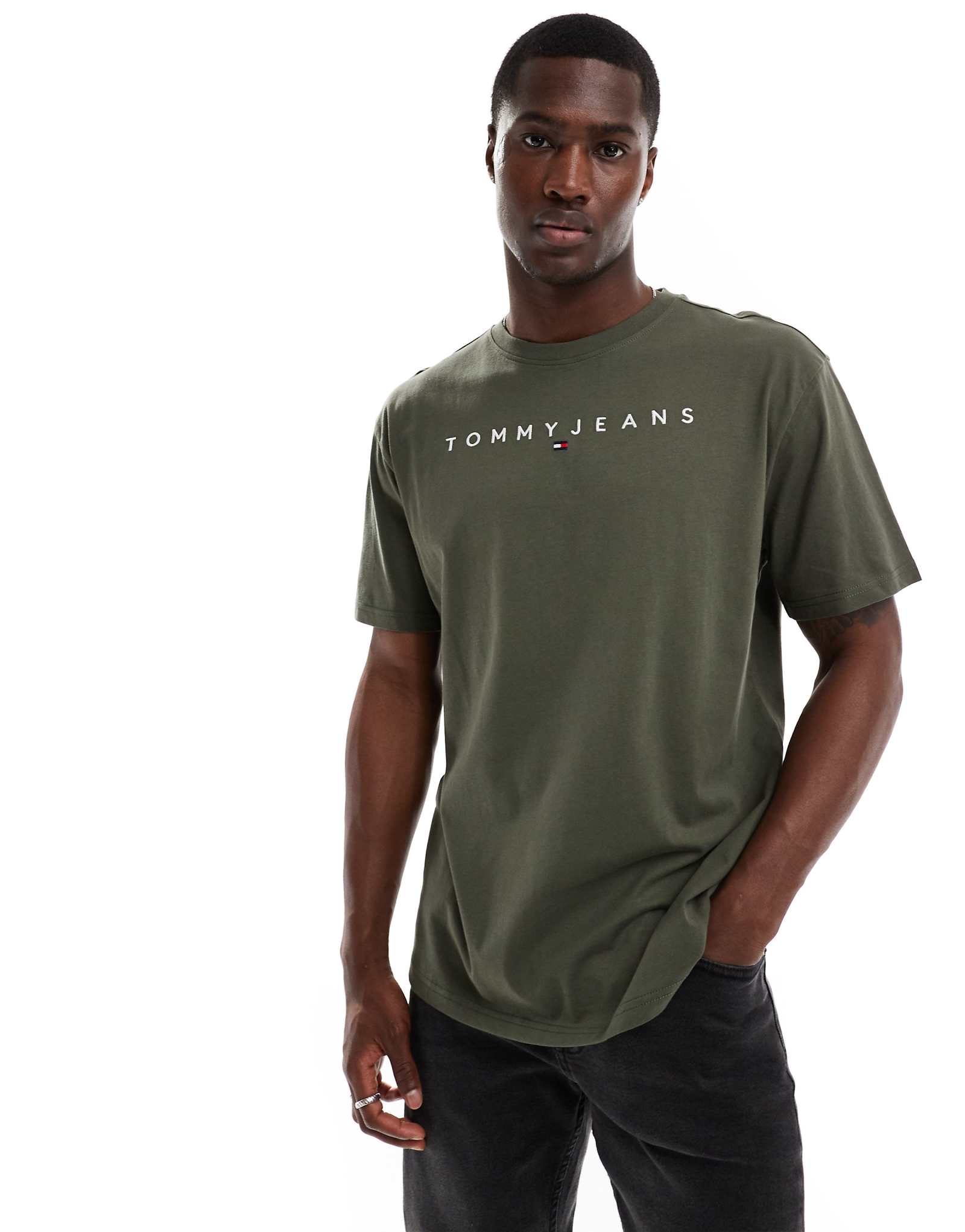 Футболка с линейным логотипом Tommy Jeans зеленого цвета хаки 8790₽