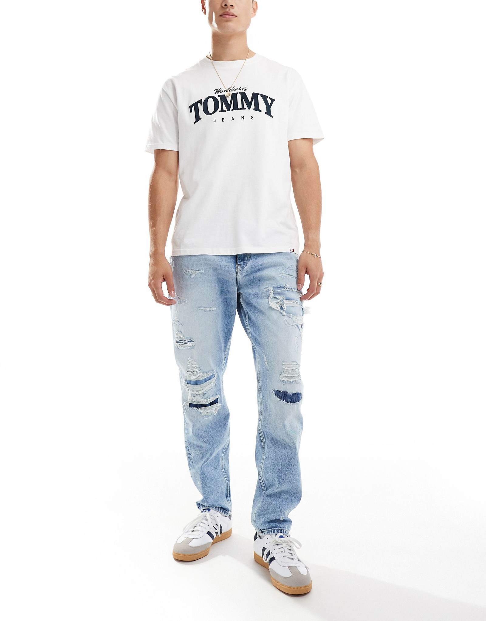Зауженные потертые джинсы Tommy Jeans Isaac с легкой стиркой 16790₽