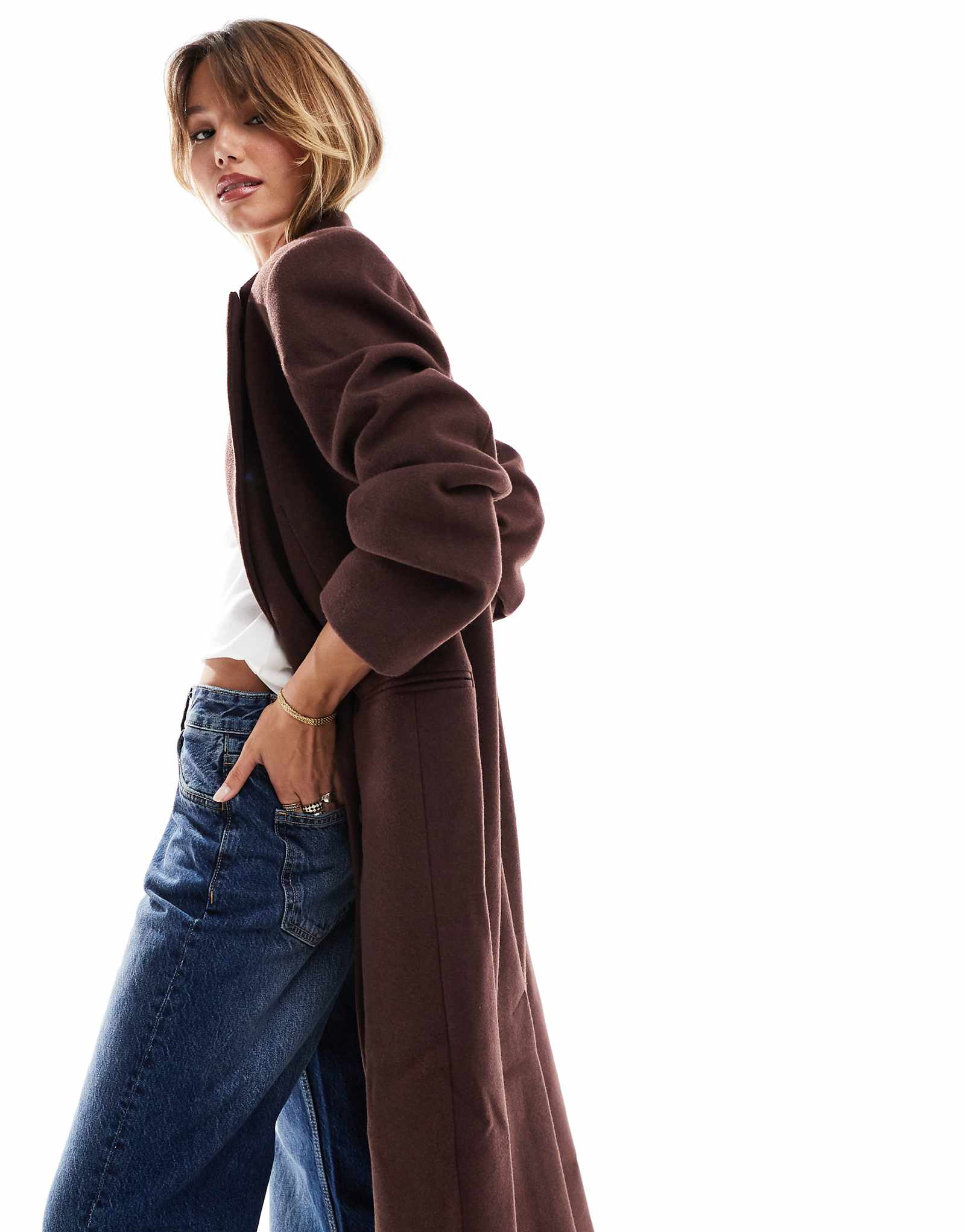 Пальто оверсайз ASOS DESIGN шоколадного цвета с объемными плечами 12290₽