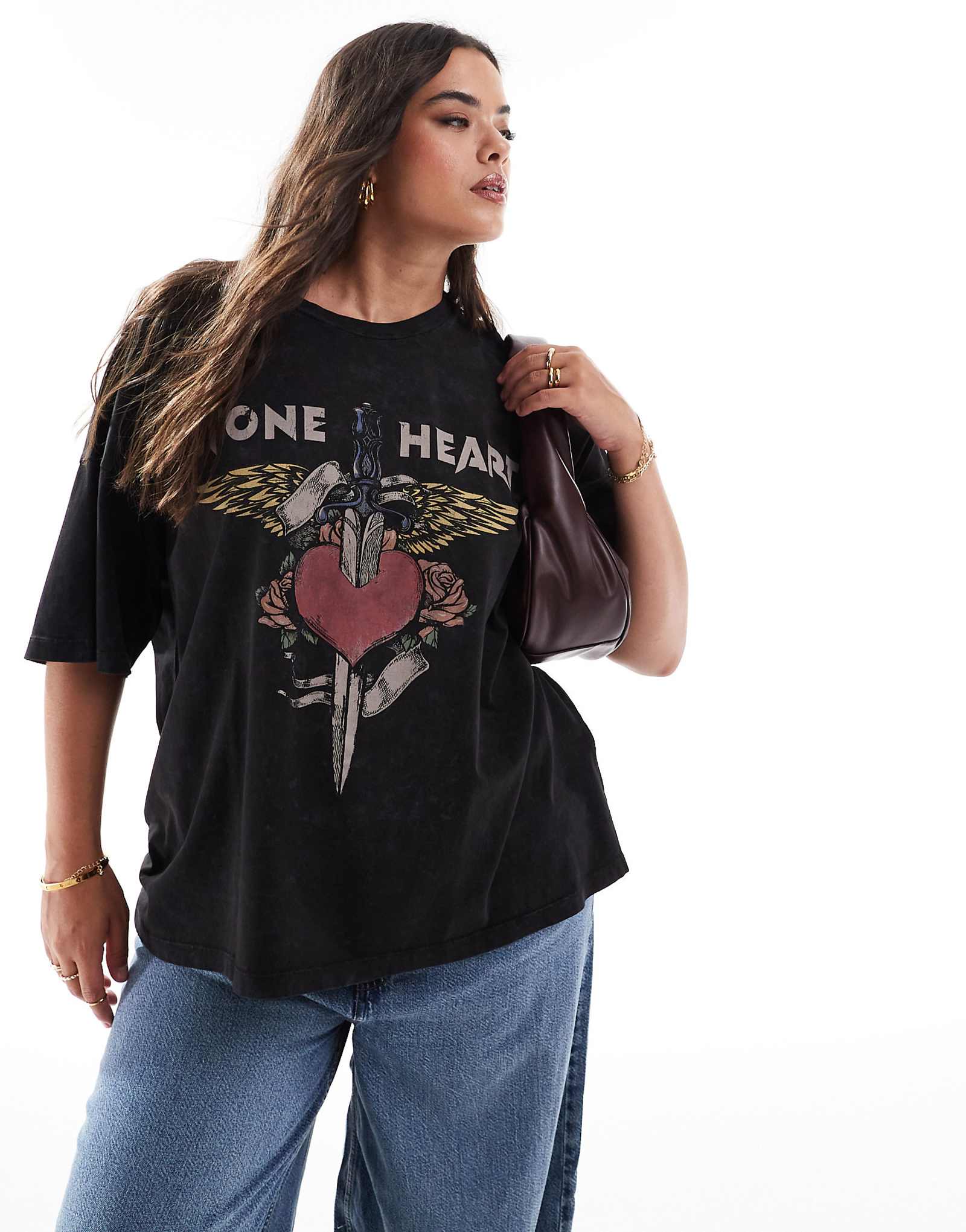 Футболка ASOS DESIGN Curve boyfriend fit с рисунком stone heart в стиле рок выполненная стиранным древесным углем 4390₽