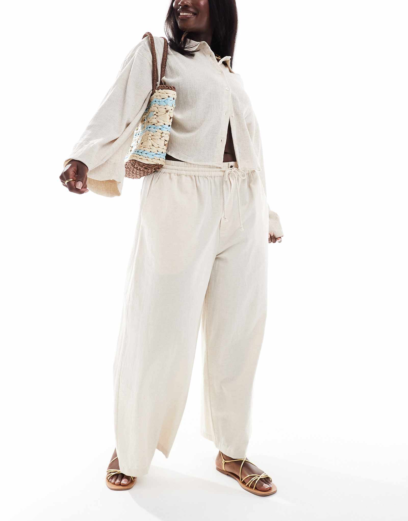 Широкие брюки ASOS DESIGN Curve из льна нейтрального цвета 3590₽