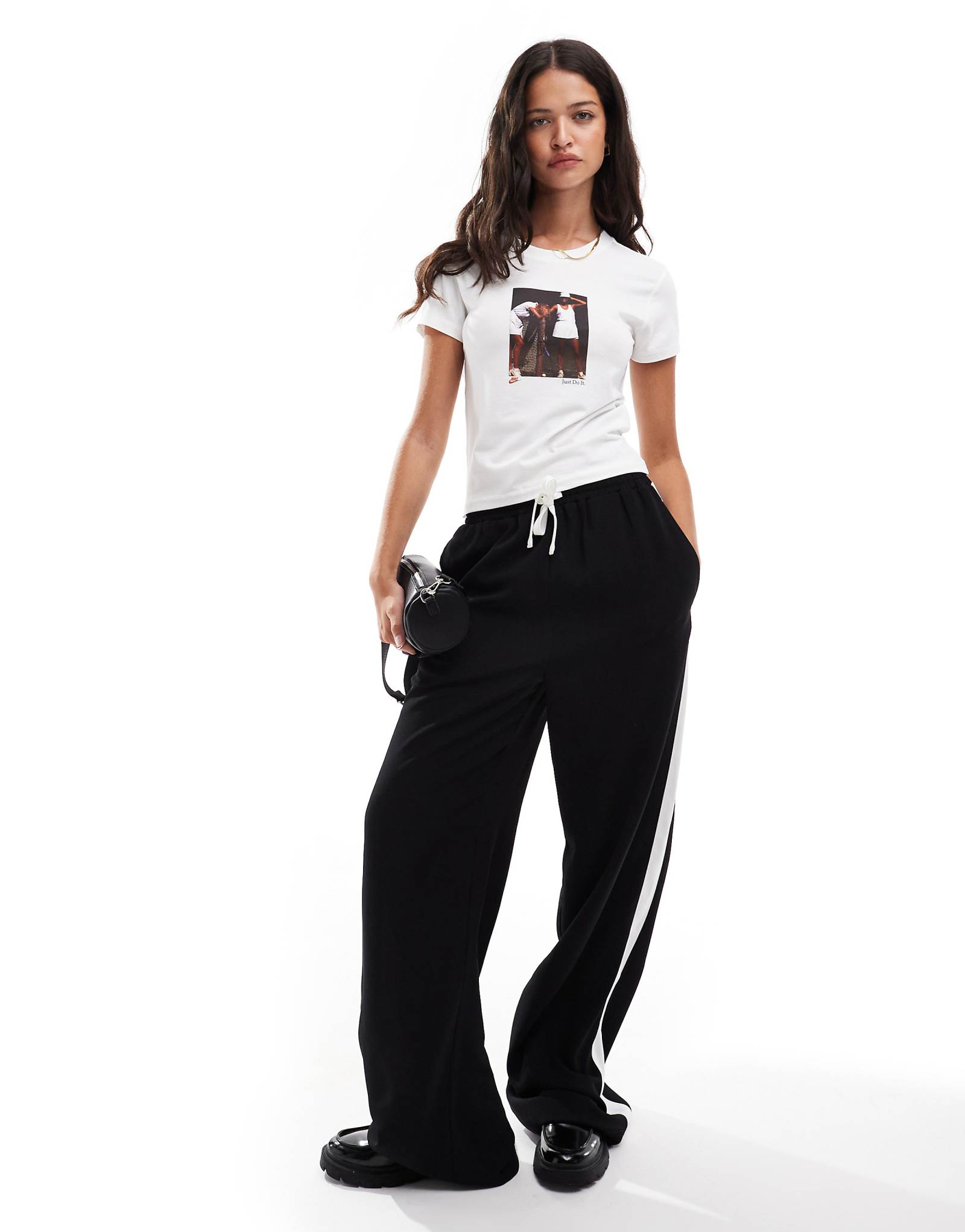 Трикотажная укороченная футболка Nike с графическим рисунком белого цвета 6090₽