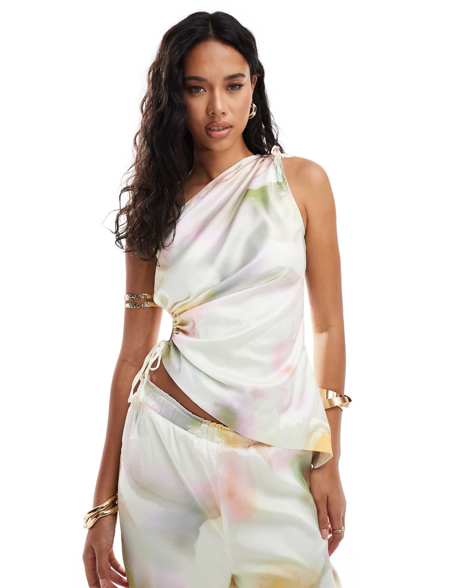 Облегающий топ с капюшоном спереди в пастельном мраморном стиле - часть комплекта 7090₽