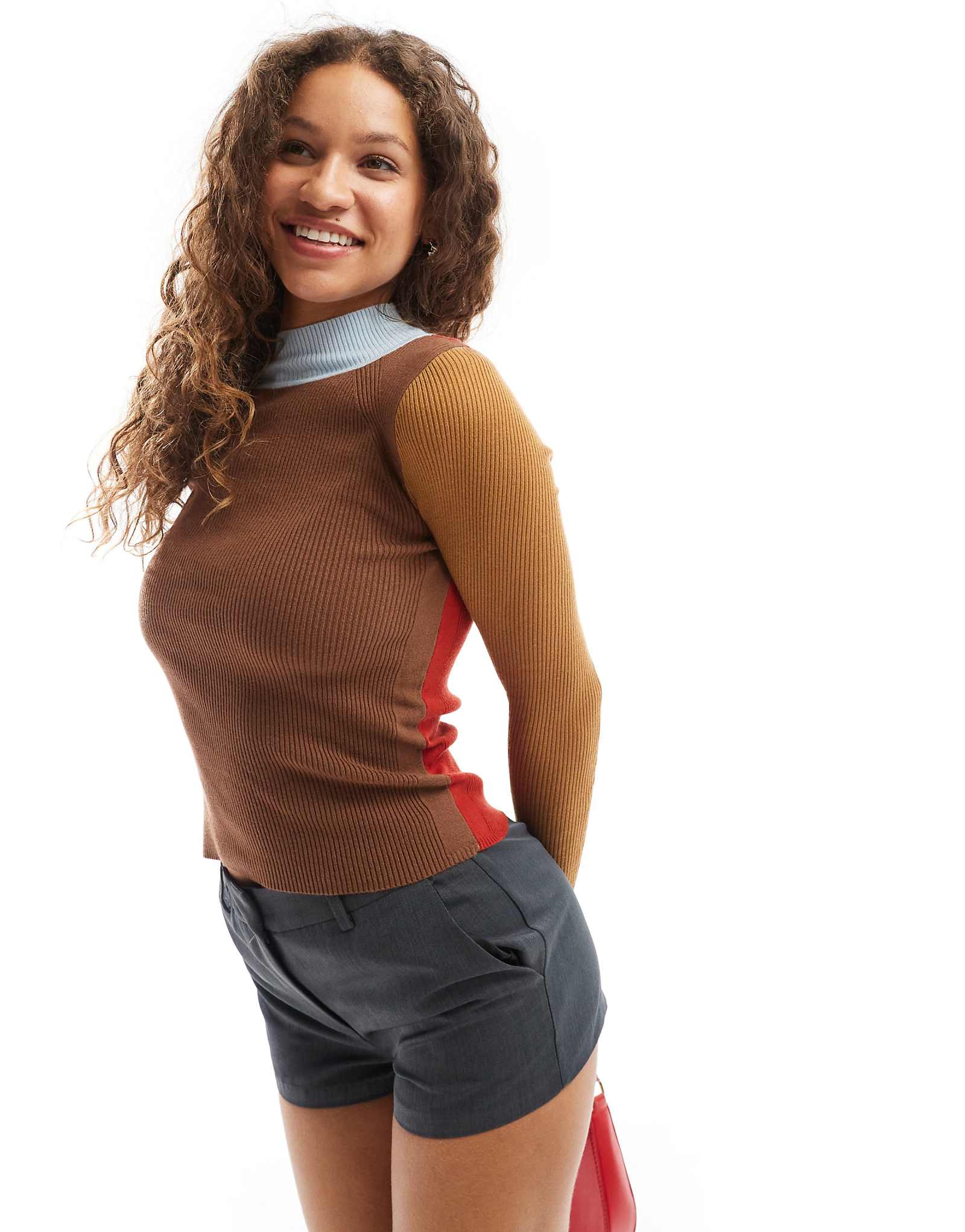 Коричневый свитер с воронкообразным вырезом в рубчик и цветными блоками Urban Revivo 10290₽