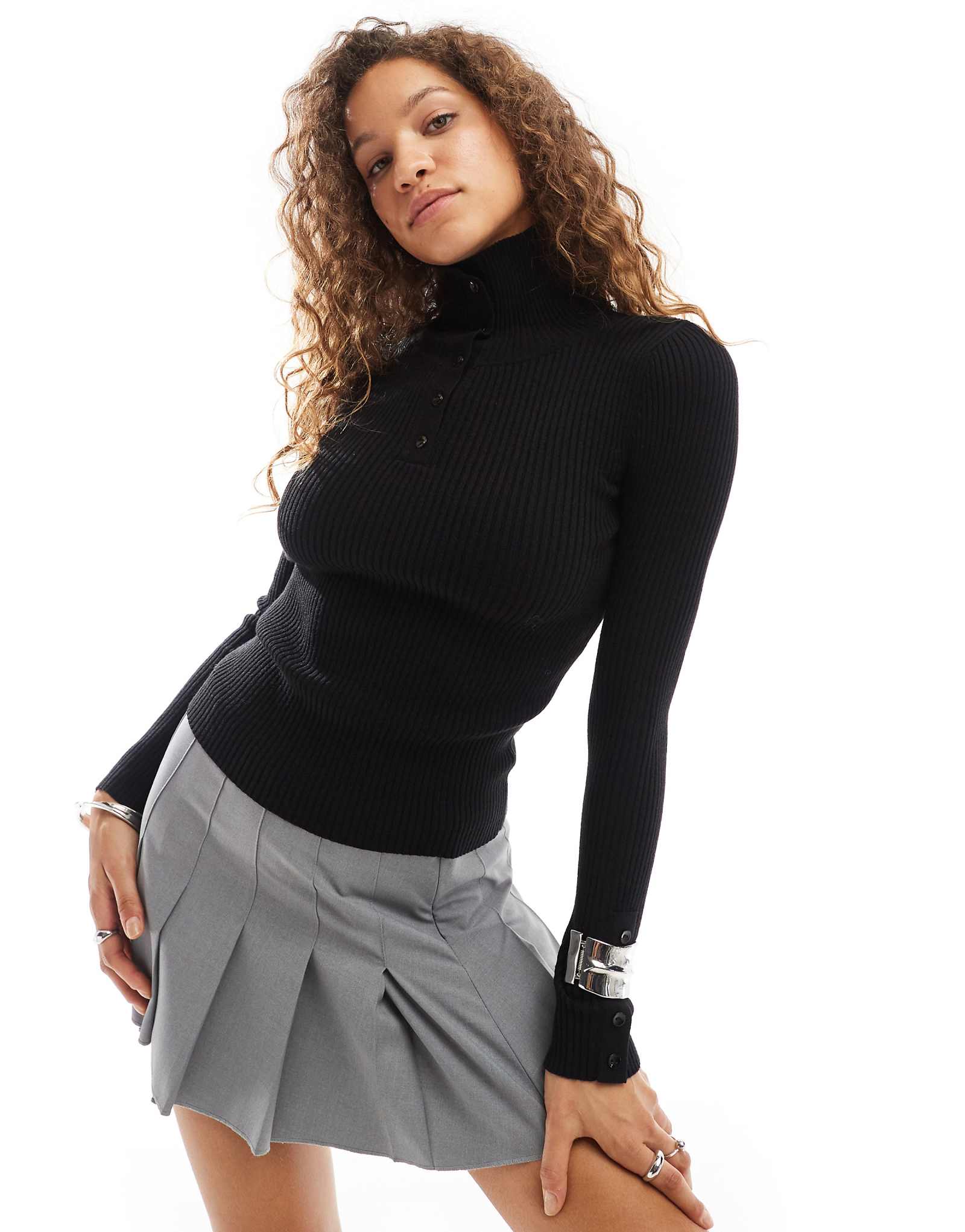 Черный свитер в рубчик с воронкообразным вырезом и высокой горловиной на пуговицах Urban Revivo черного цвета 10290₽