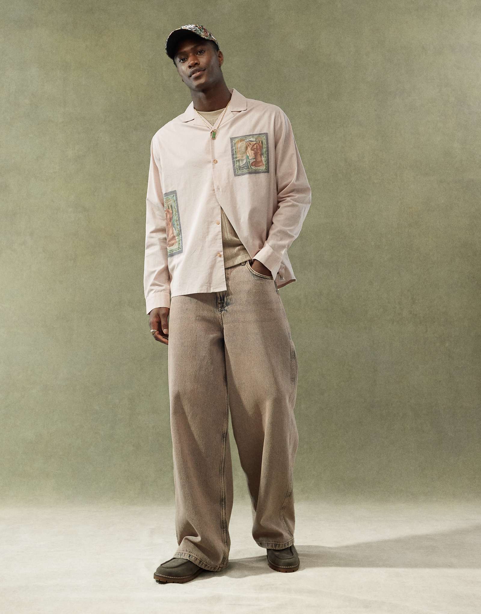 Стильная рубашка revere от ASOS с принтом и аппликацией в розовом цвете 6490₽