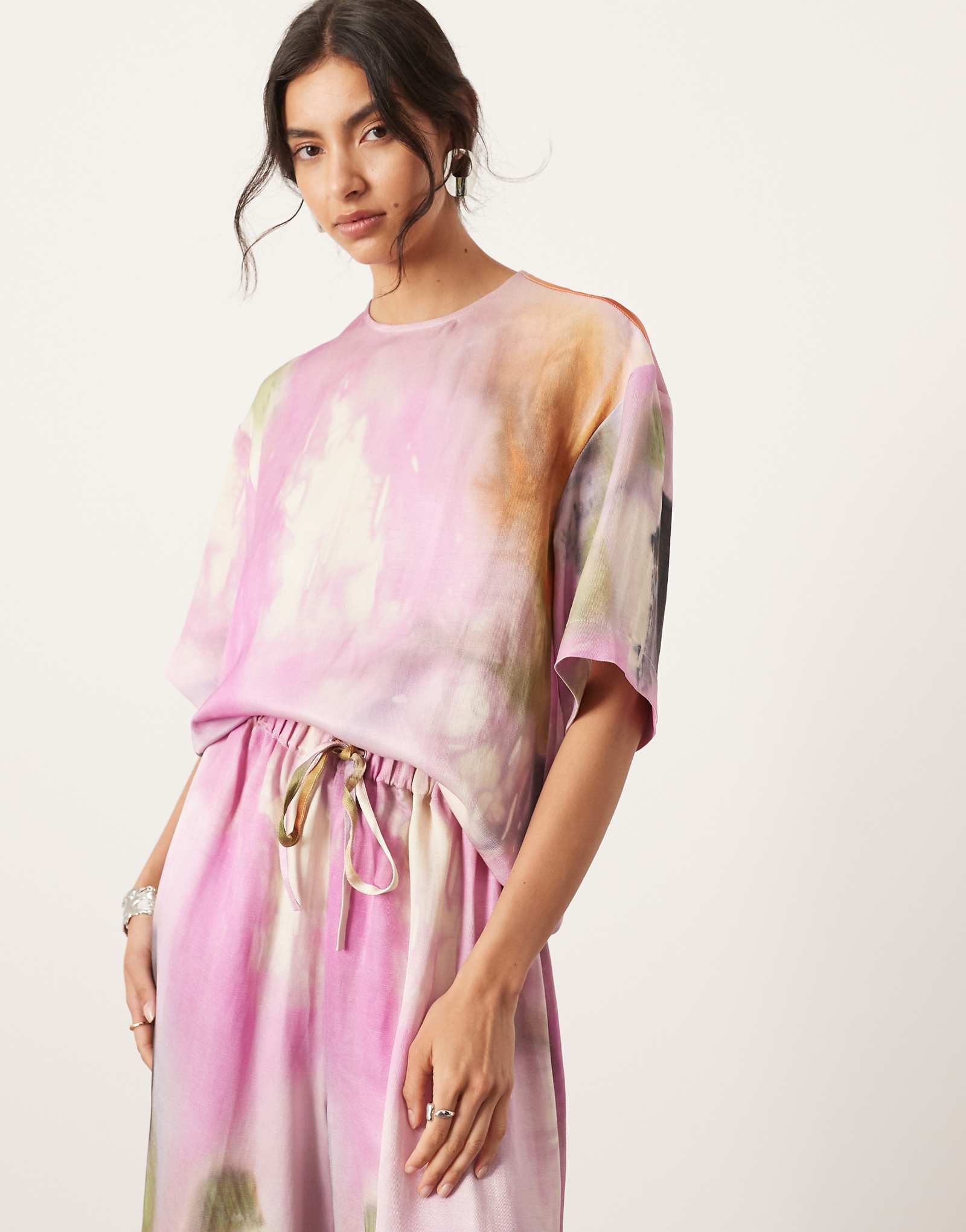 Атласный топ с коротким рукавом ASOS EDITION с ярким акварельным принтом - часть комплекта 8990₽