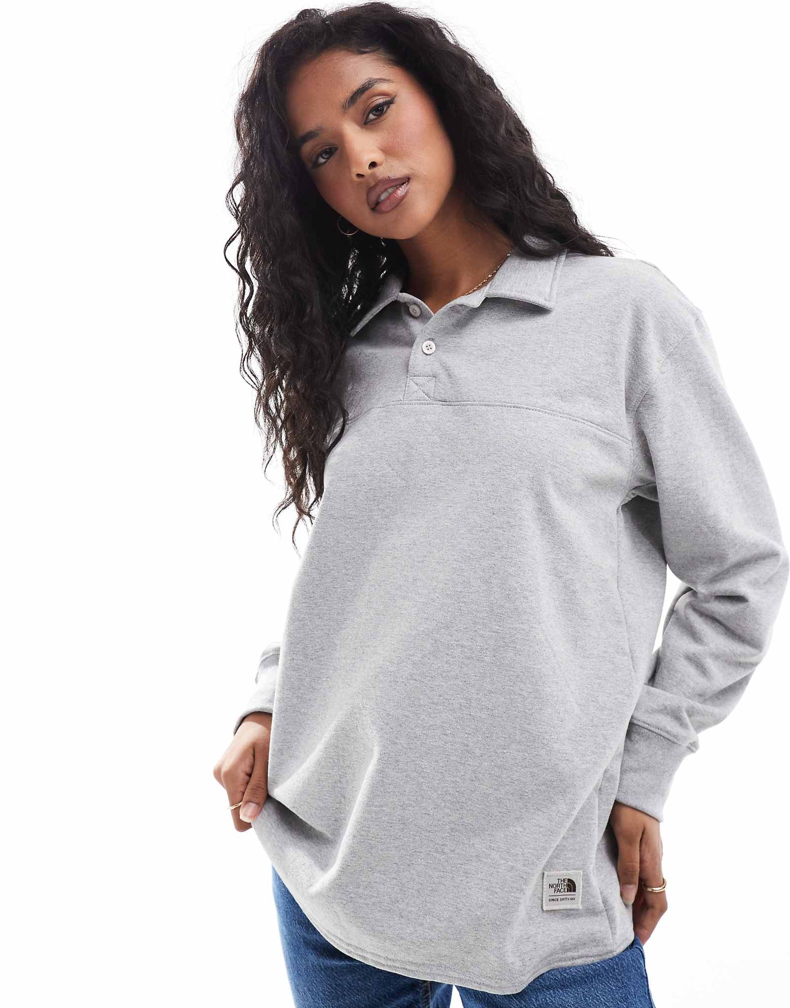 Светло-серая футболка с длинным рукавом и воротником The North Face Heritage 8590₽