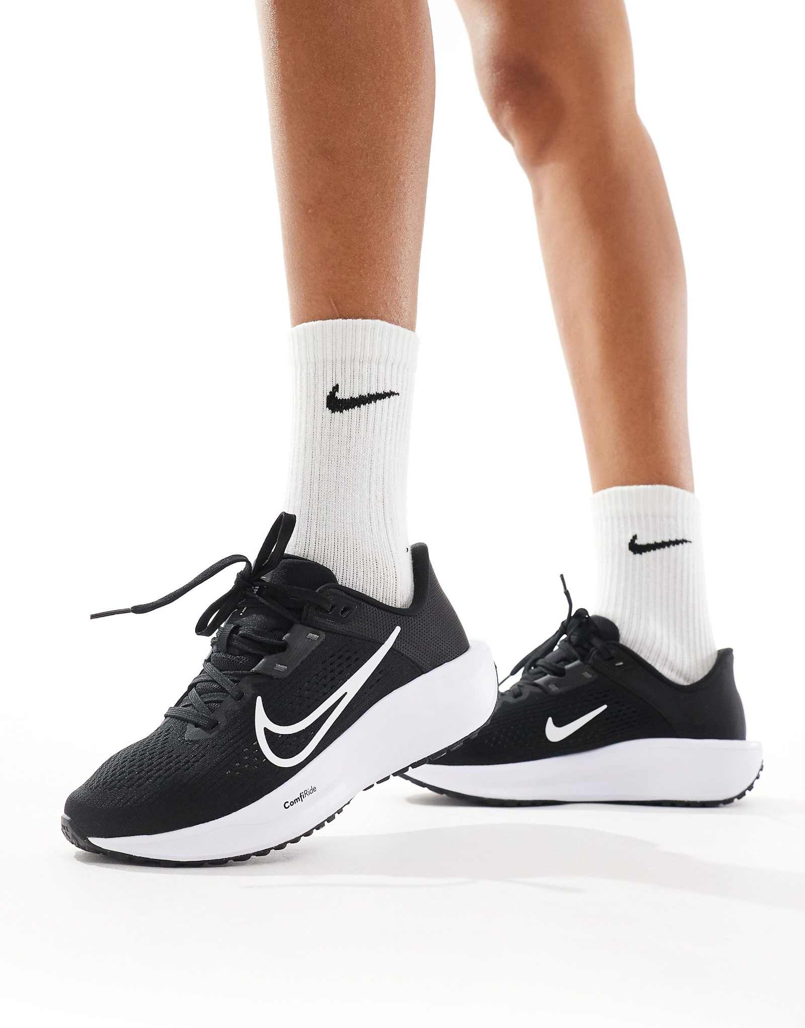 Кроссовки Nike Running Quest 6 черно-белого цвета 16290₽