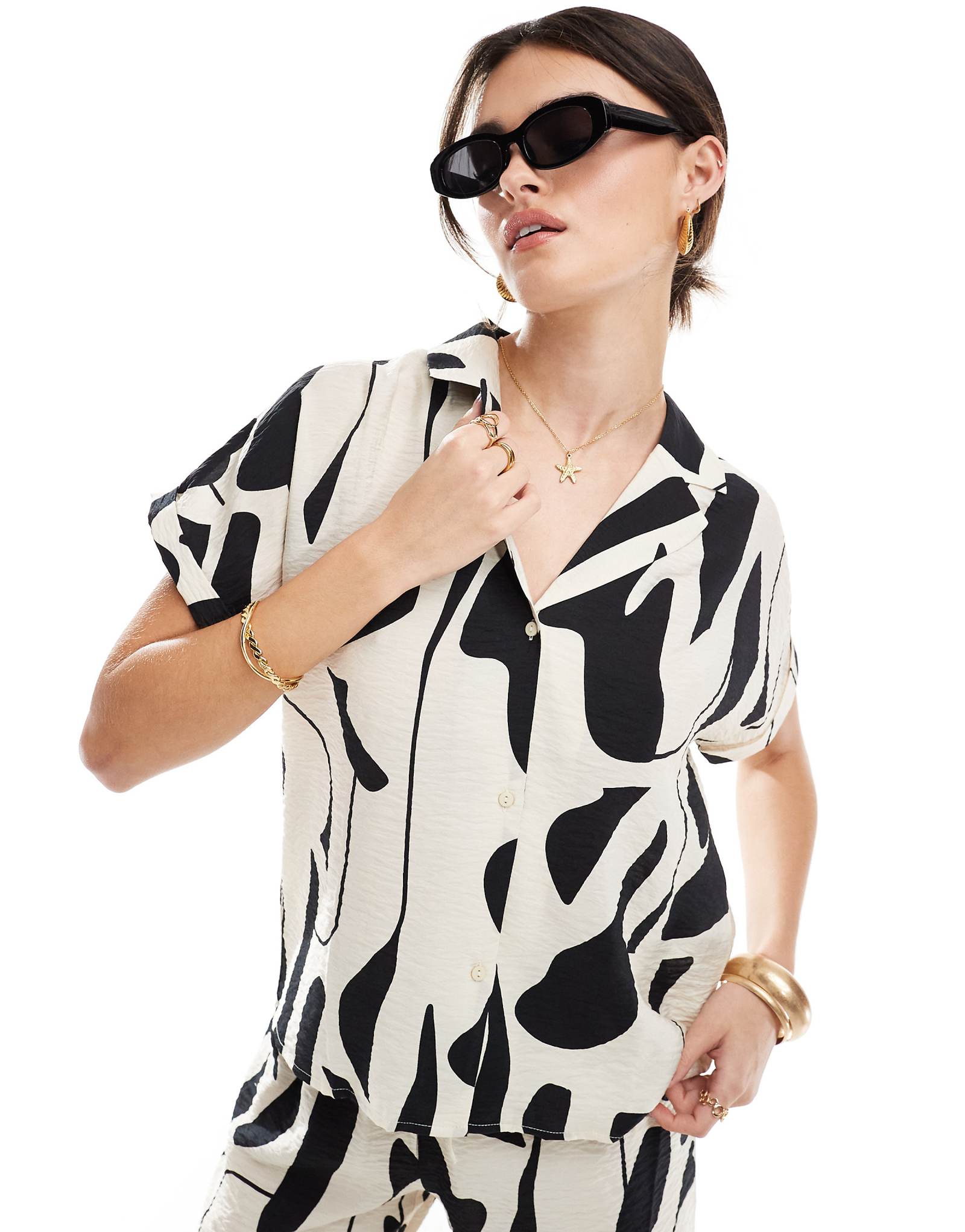 Фактурная рубашка JDY с коротким рукавом и абстрактным монохромным принтом - часть комплекта 7890₽