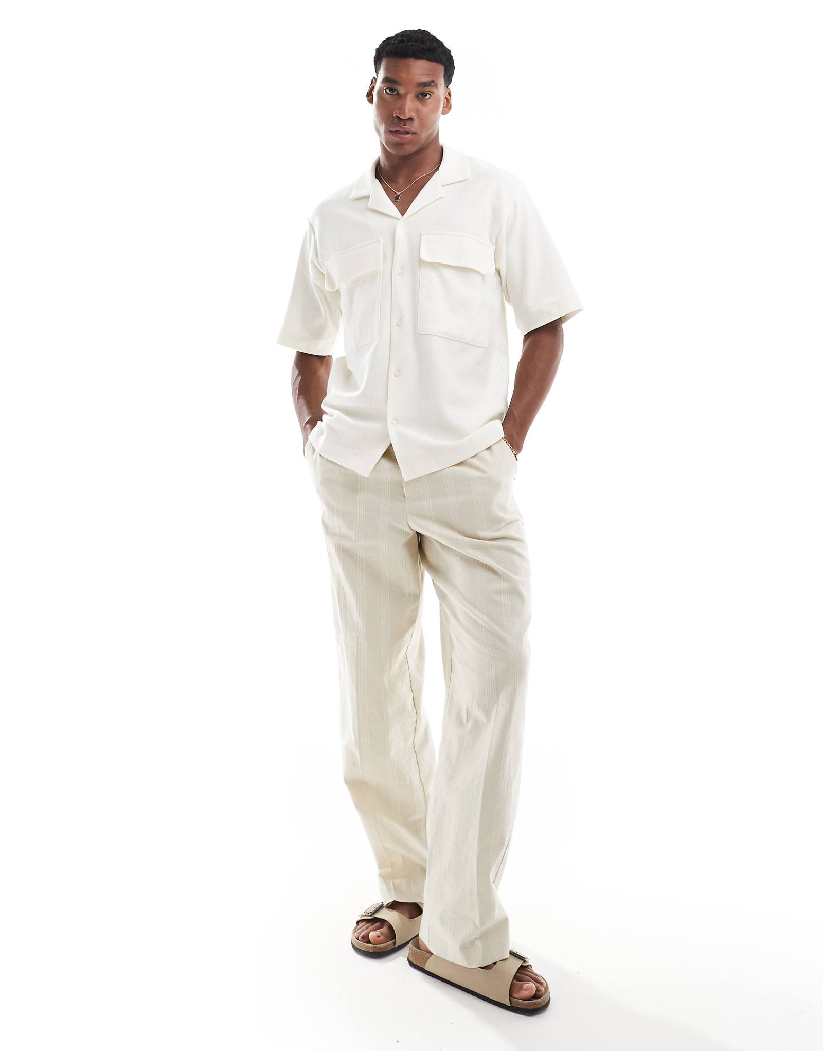 Роскошная текстурированная рубашка оверсайз премиум-класса от Jack -Jones с накладными карманами цвета экрю 4590₽