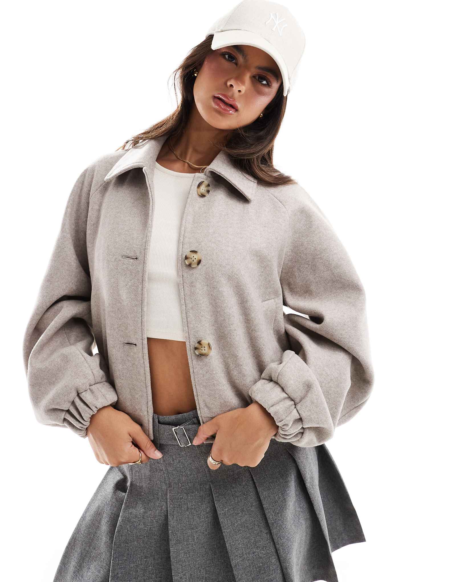 Короткий жакет с воротником-стойкой темно-серого цвета застегивающийся только на пуговицы 7090₽