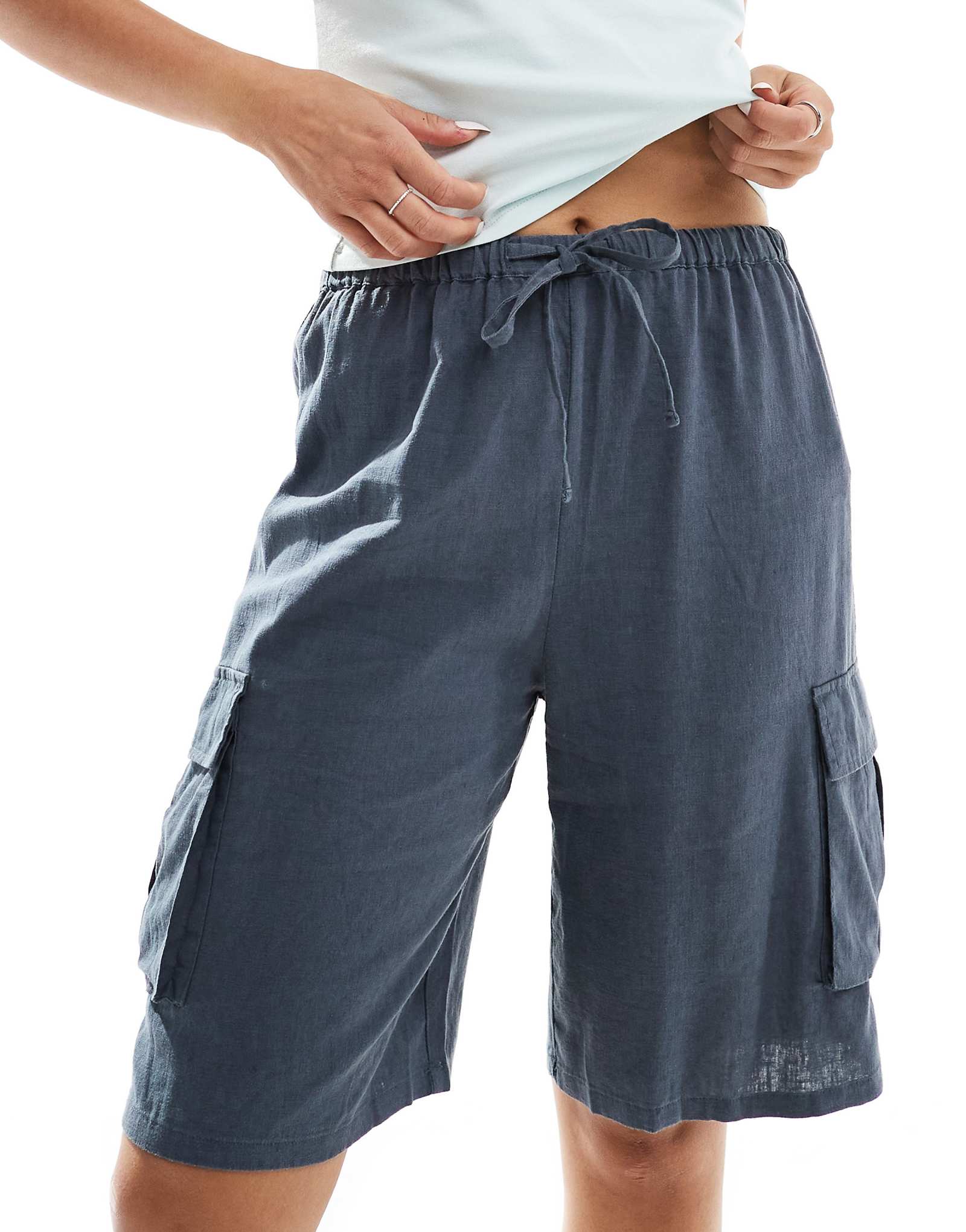 Удлиненные шорты-карго из льна Pull-Bear темно-серого цвета 5590₽