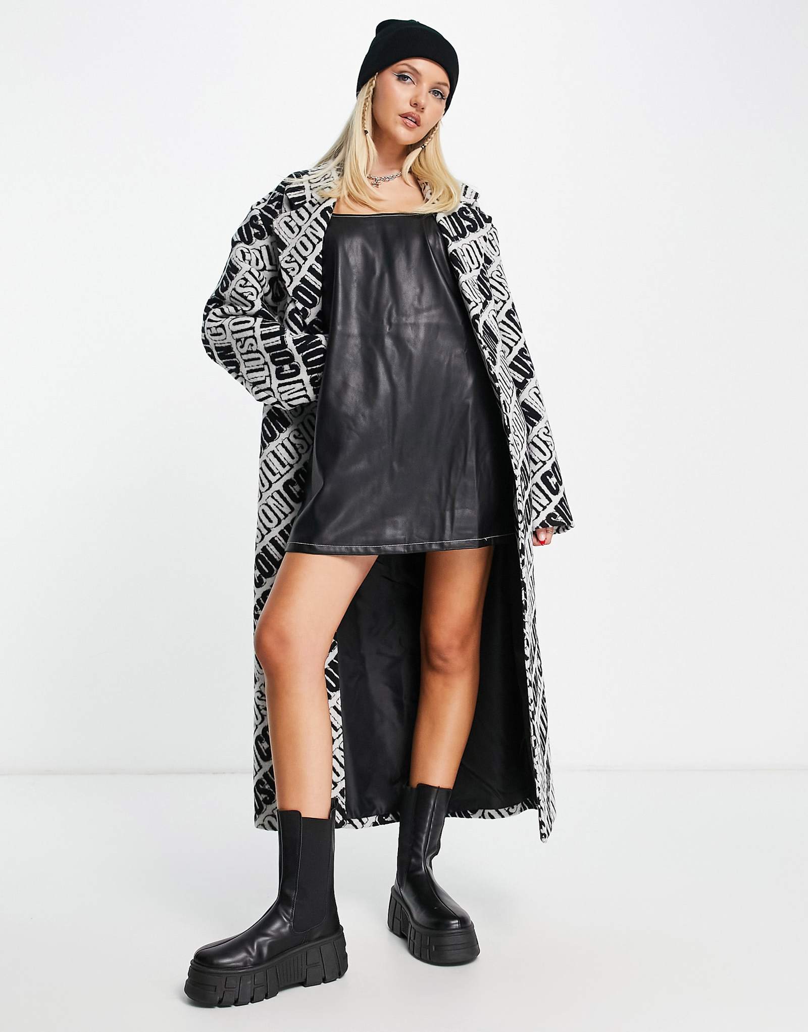 Строгое пальто серого цвета с принтом СГОВОР по всему телу 21590₽