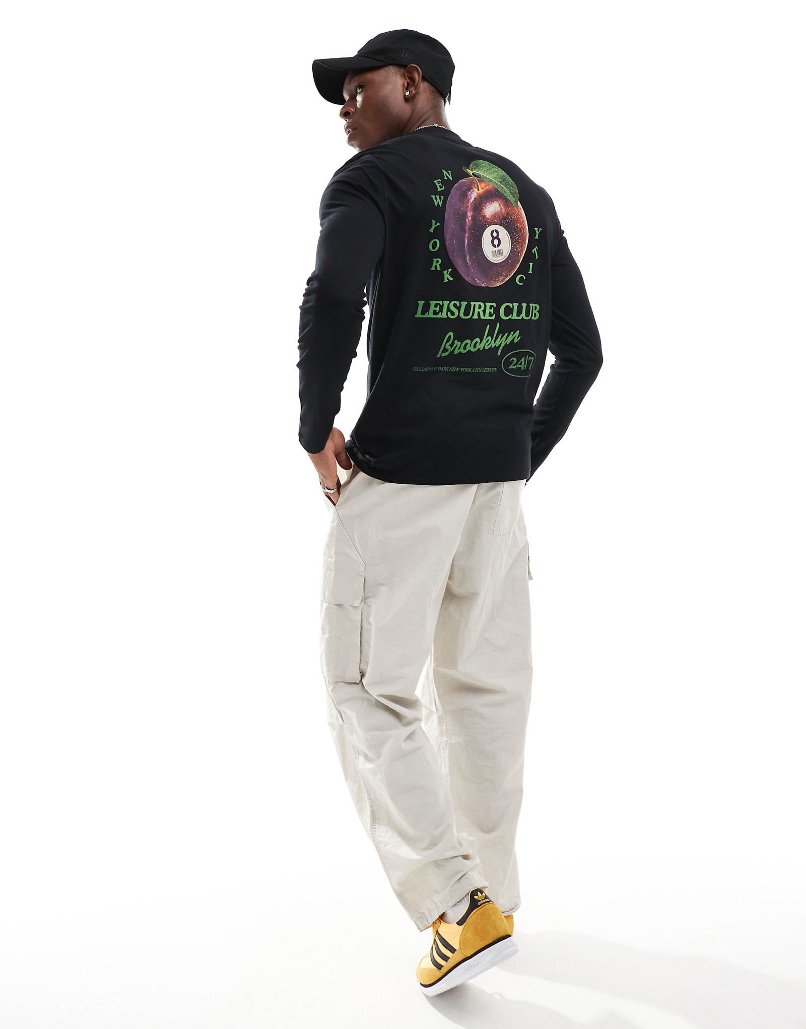 ДИЗАЙНЕРСКАЯ футболка ASOS с длинным рукавом и принтом фруктов на спине черного цвета 4090₽