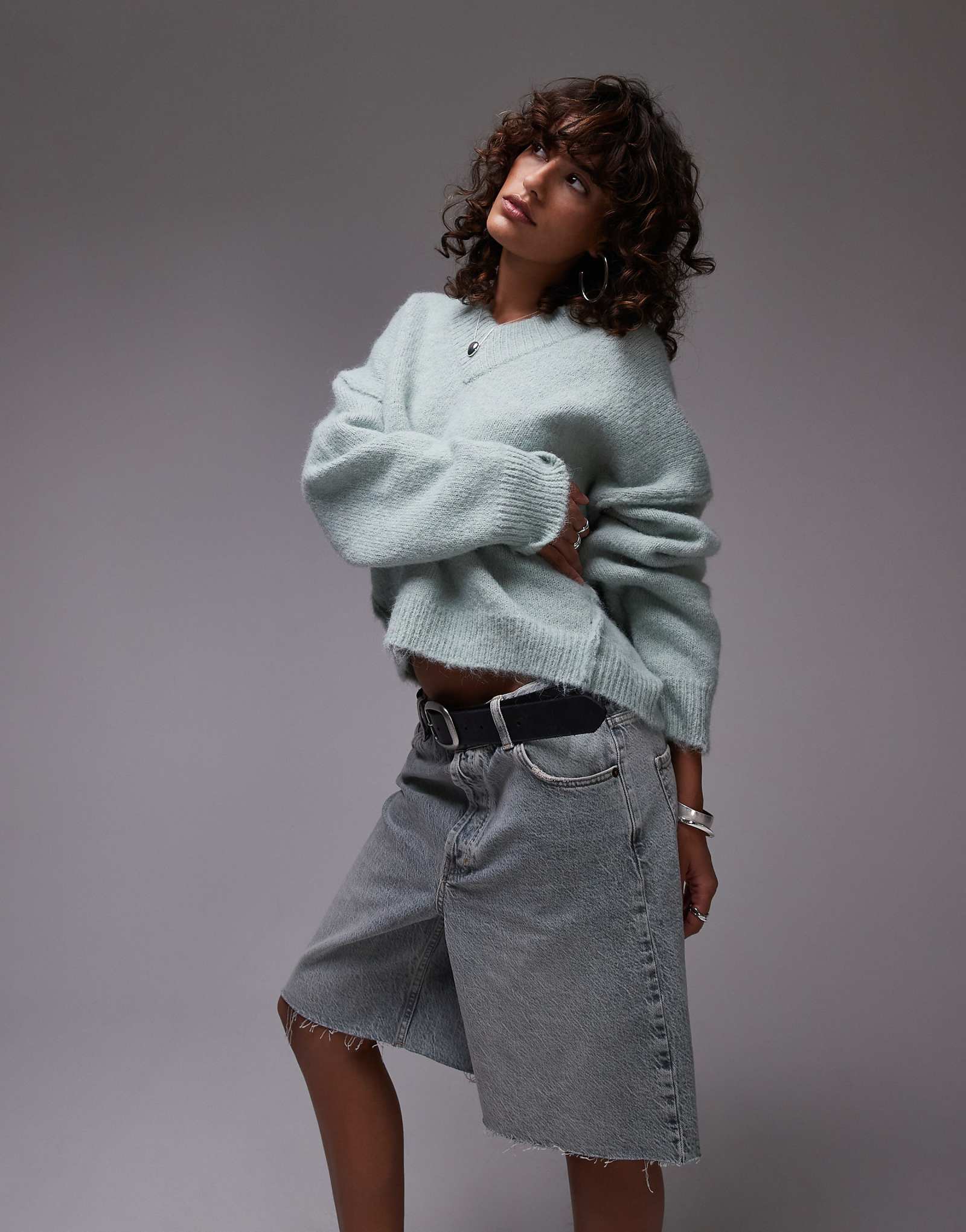 Вязаный пушистый свитер с высоким v-образным вырезом от Topshop зеленого цвета 9990₽